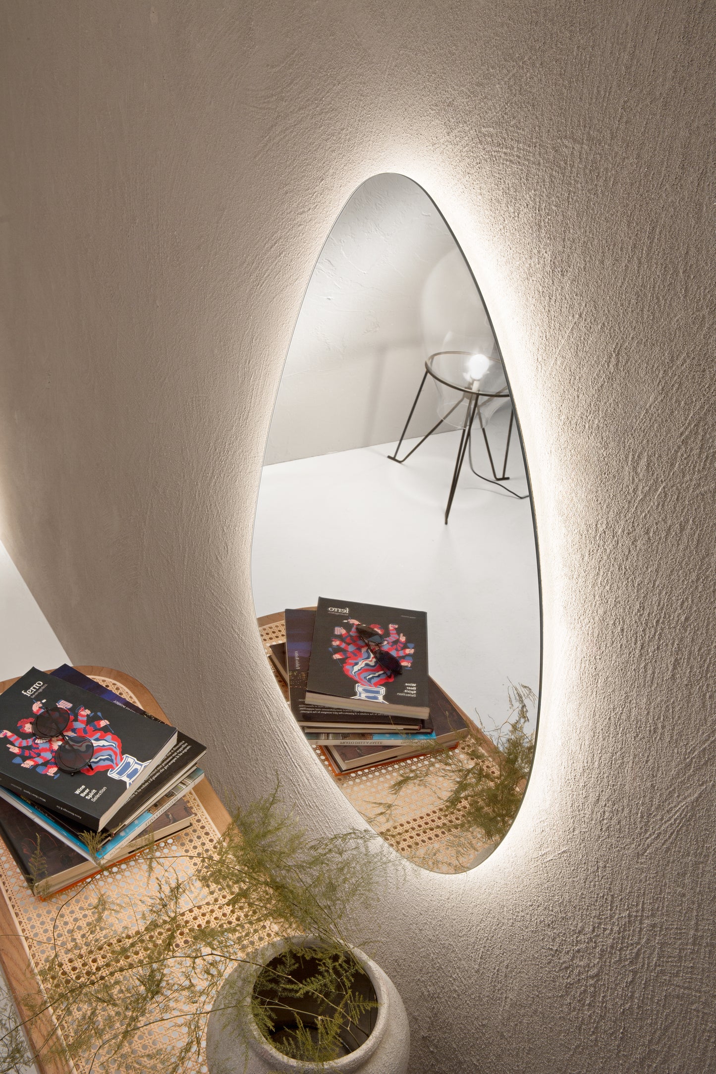 Specchio DROP dal design a goccia con illuminazione a LED, CCT 2 temperature, pellicola antideflagrante, 60 x 80 cm.