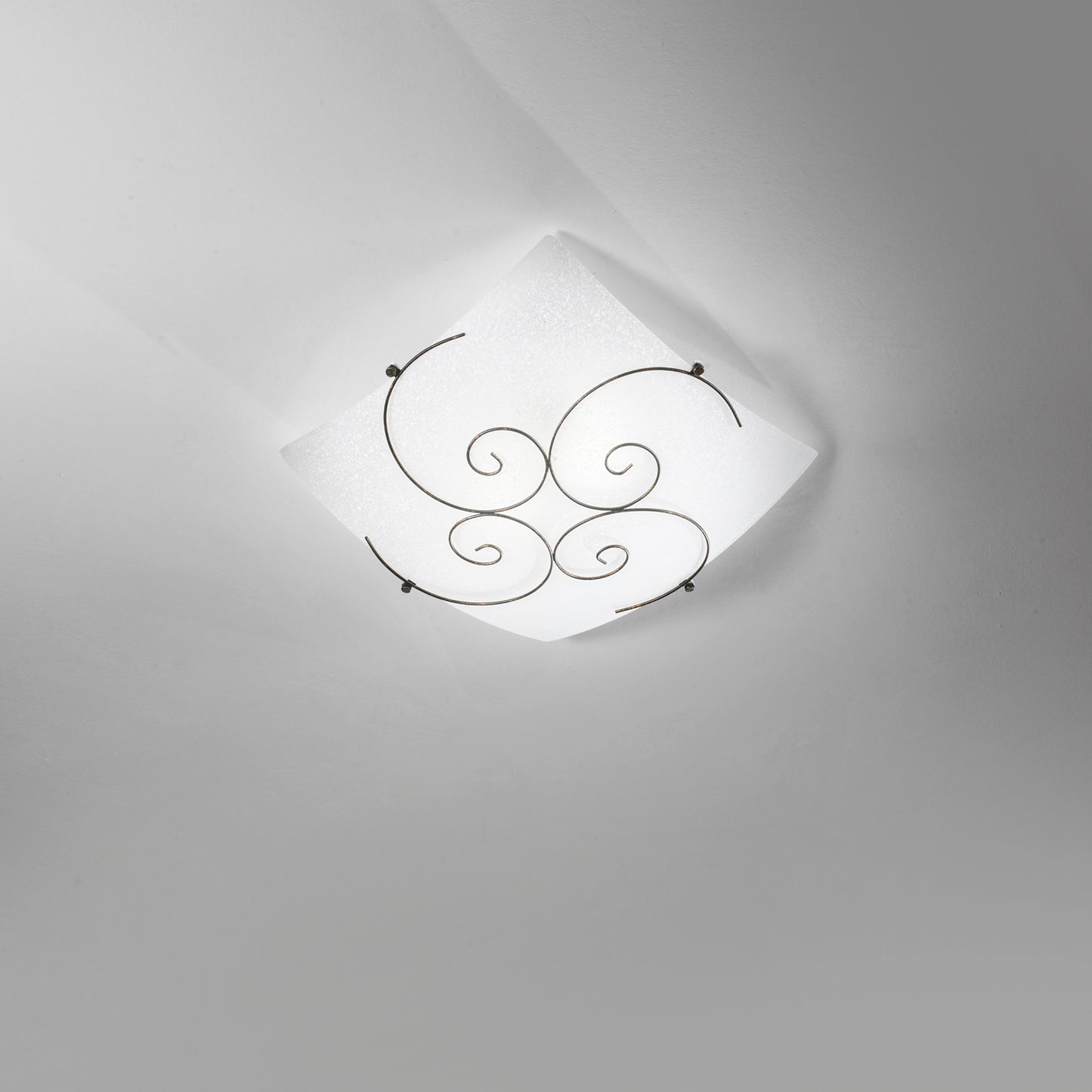 Plafoniera RICCIOLO in vetro bianco con decoro in metallo ruggine 40x40 cm.