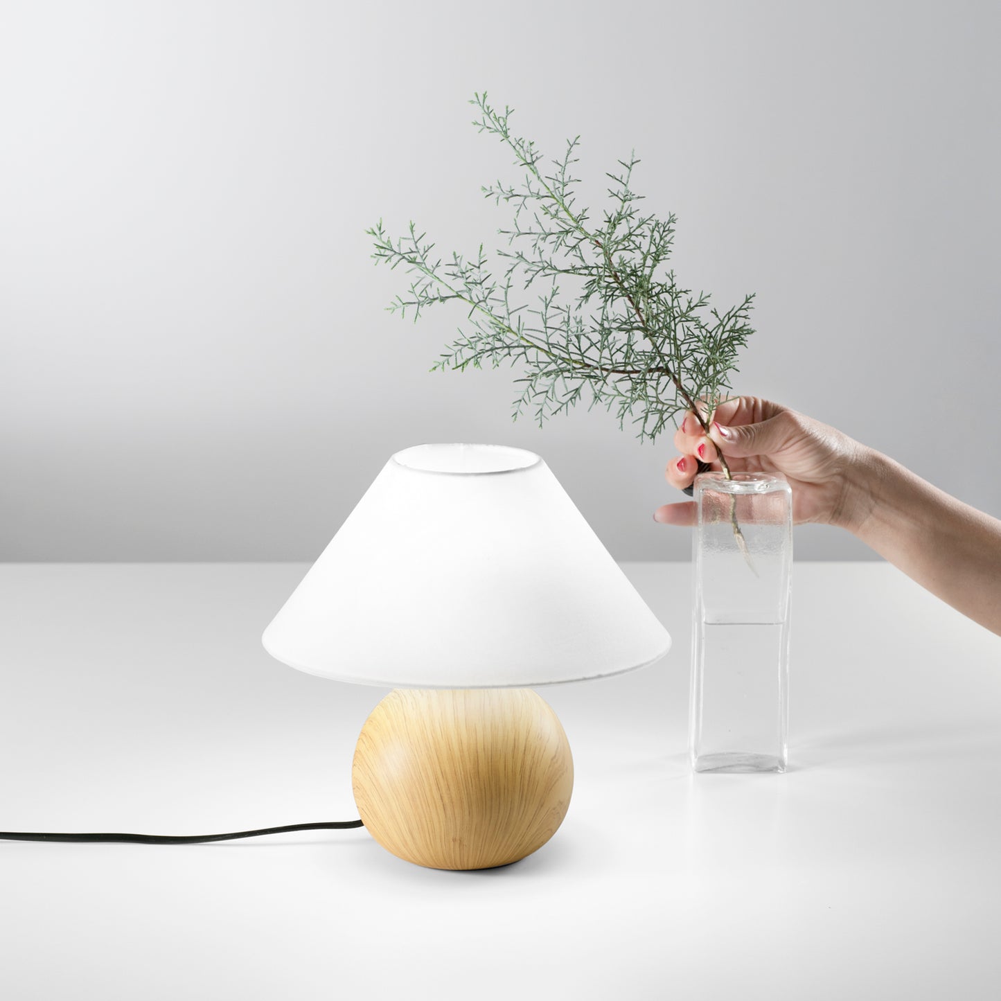Lampada da tavolo PINO in ceramica effetto legno chiaro e paralume in tessuto