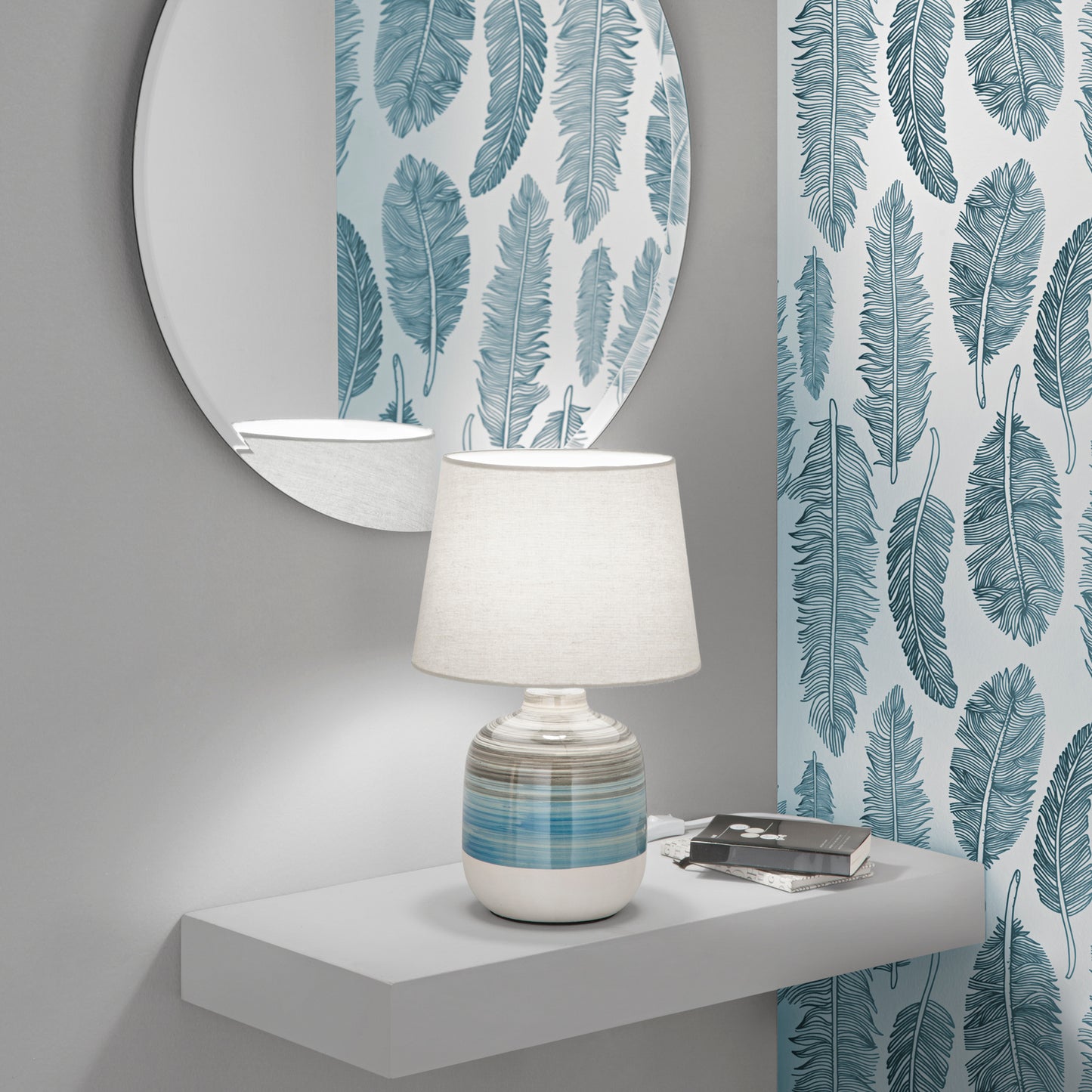 Lume APACHE con base in ceramica e paralume in tessuto bianco.