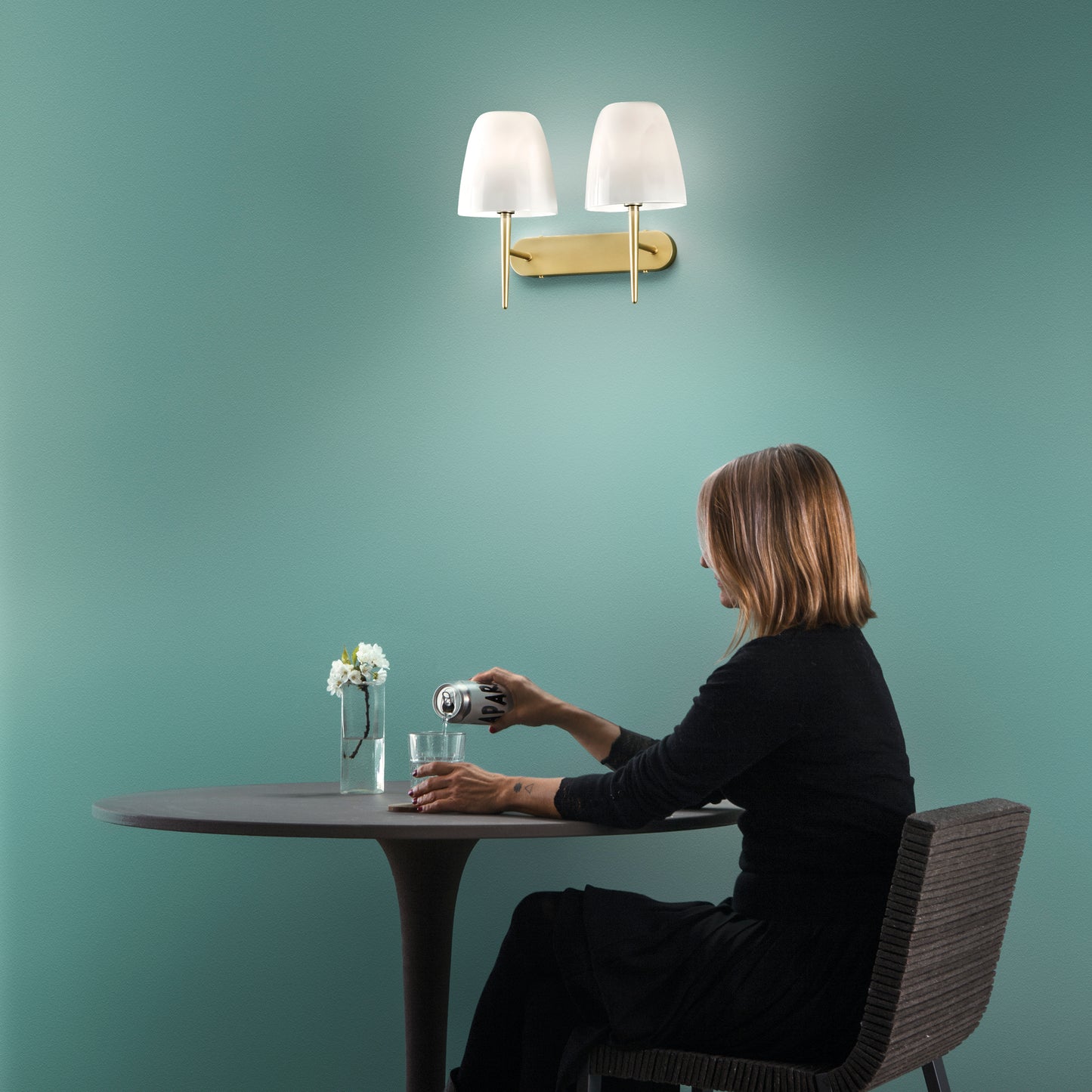Applique ARES con struttura in metallo oro e due diffusori in vetro bianco