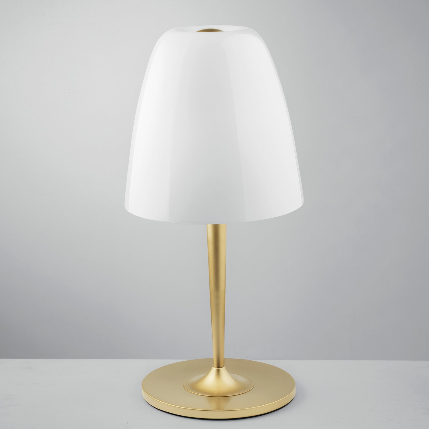 Lampada da tavolo ARES in metallo oro e diffusore in vetro bianco 56cm, 24cm Ø.