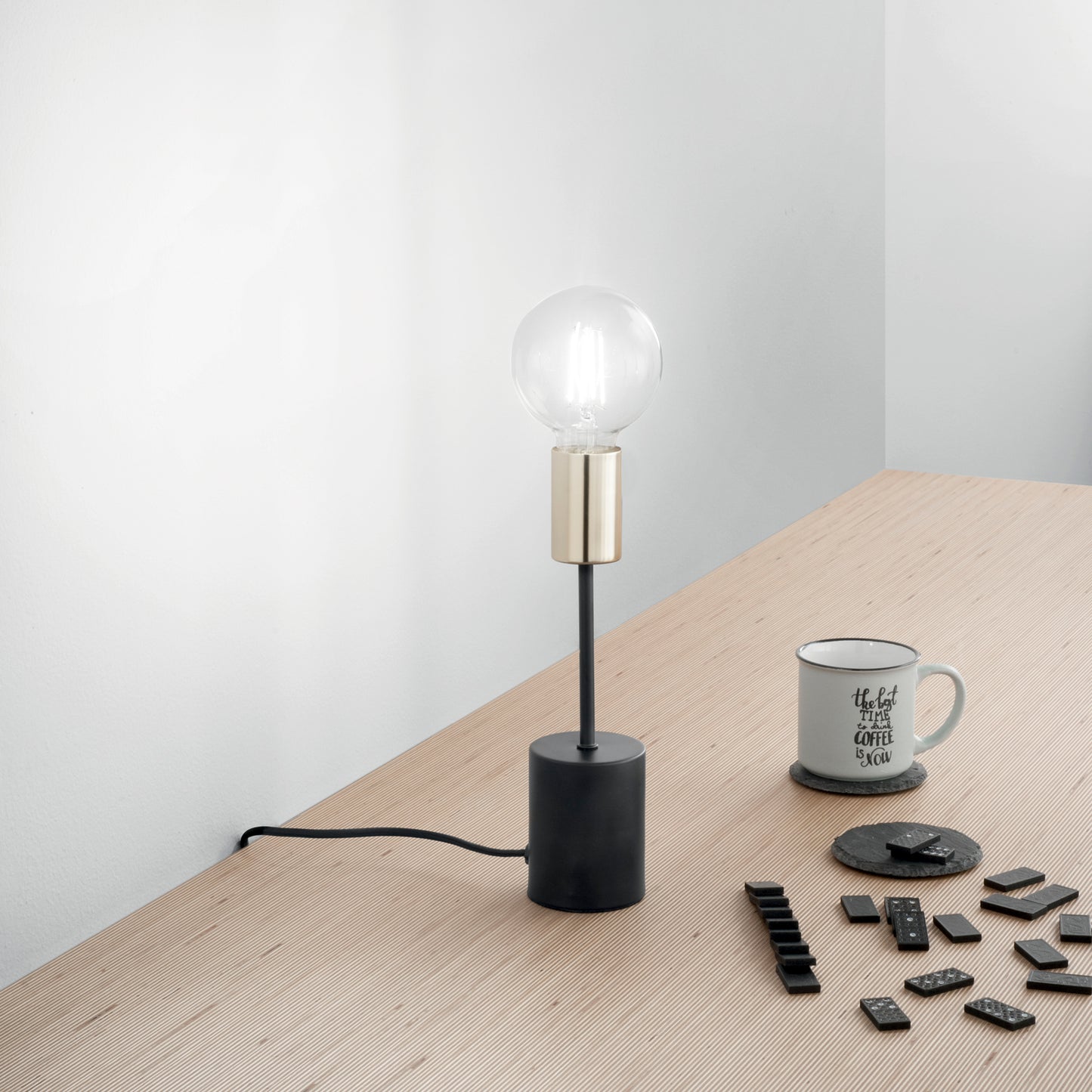 Lampada da tavolo AXON in metallo nero e oro con cavo in tessuto