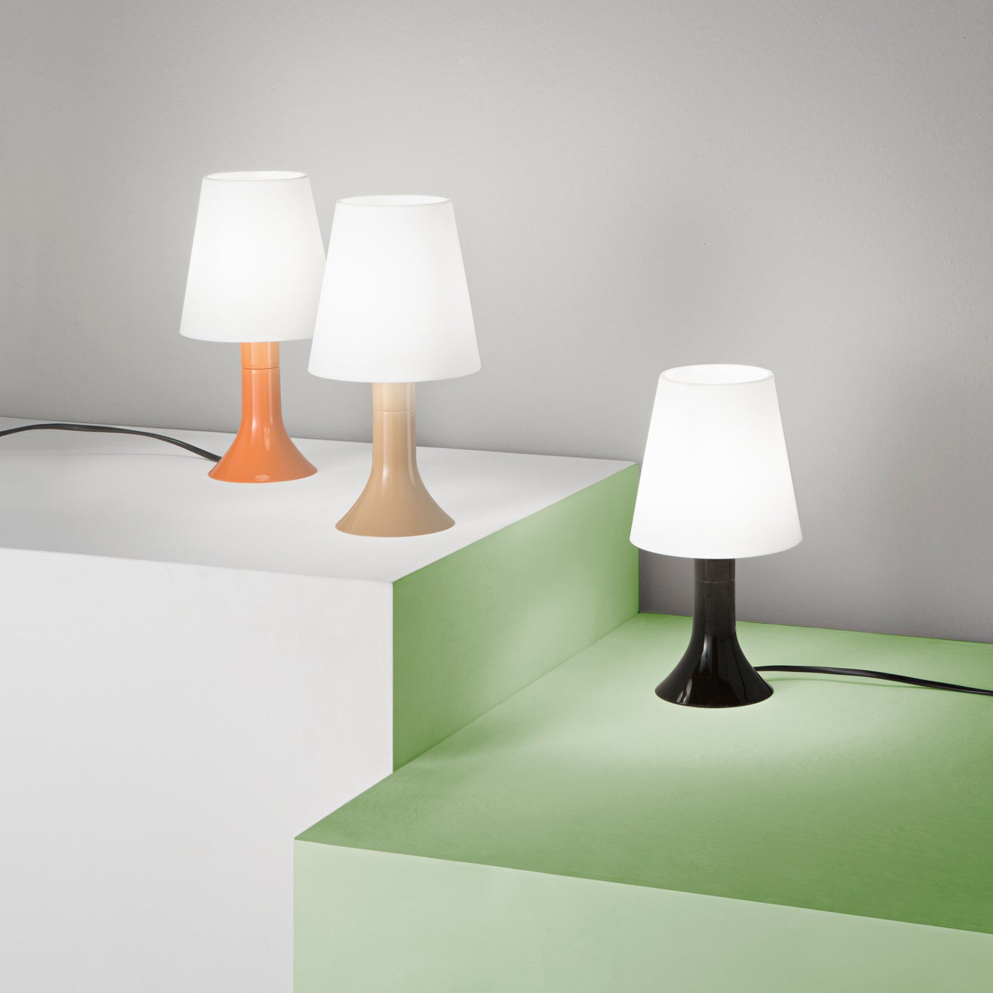 Lumetto BINGO con base nera e diffusore bianco.