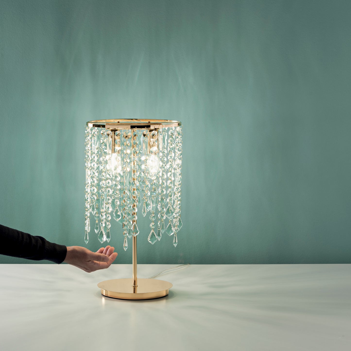 Lampada da tavolo BREEZE in metallo oro con pendenti in cristallo