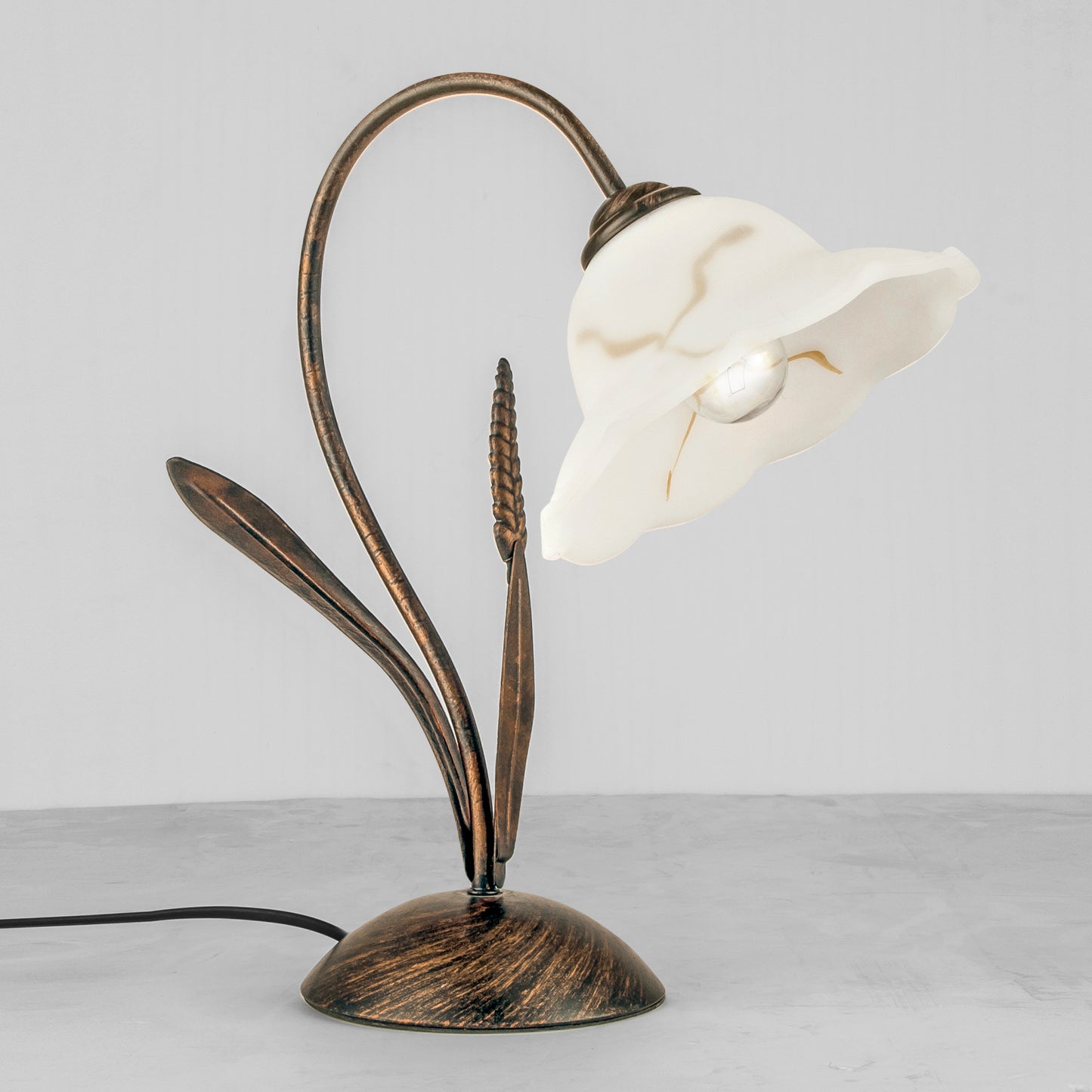 Lampada da tavolo BYRON in metallo effetto ruggine con diffusore in vetro