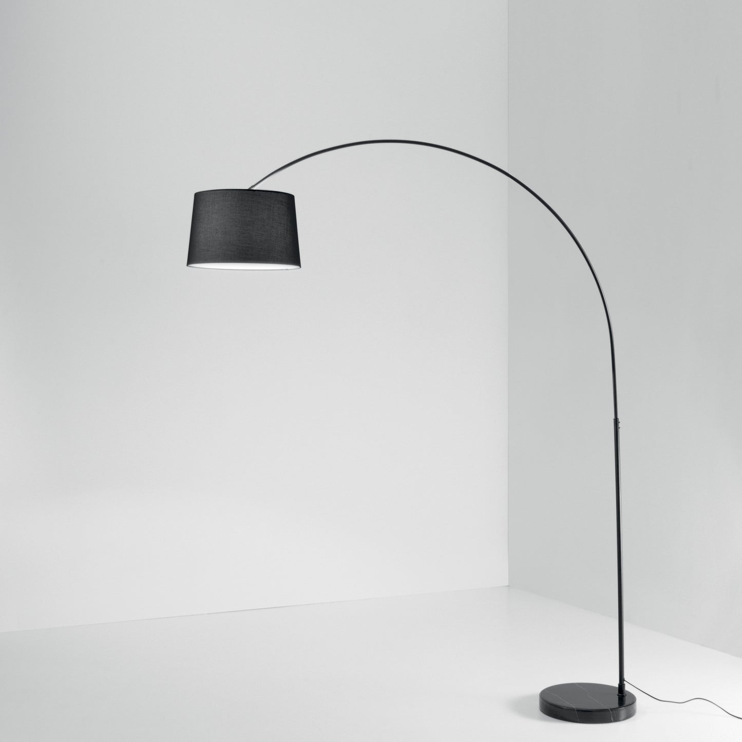 Piantana curva DREAM in metallo nero con base in marmo
