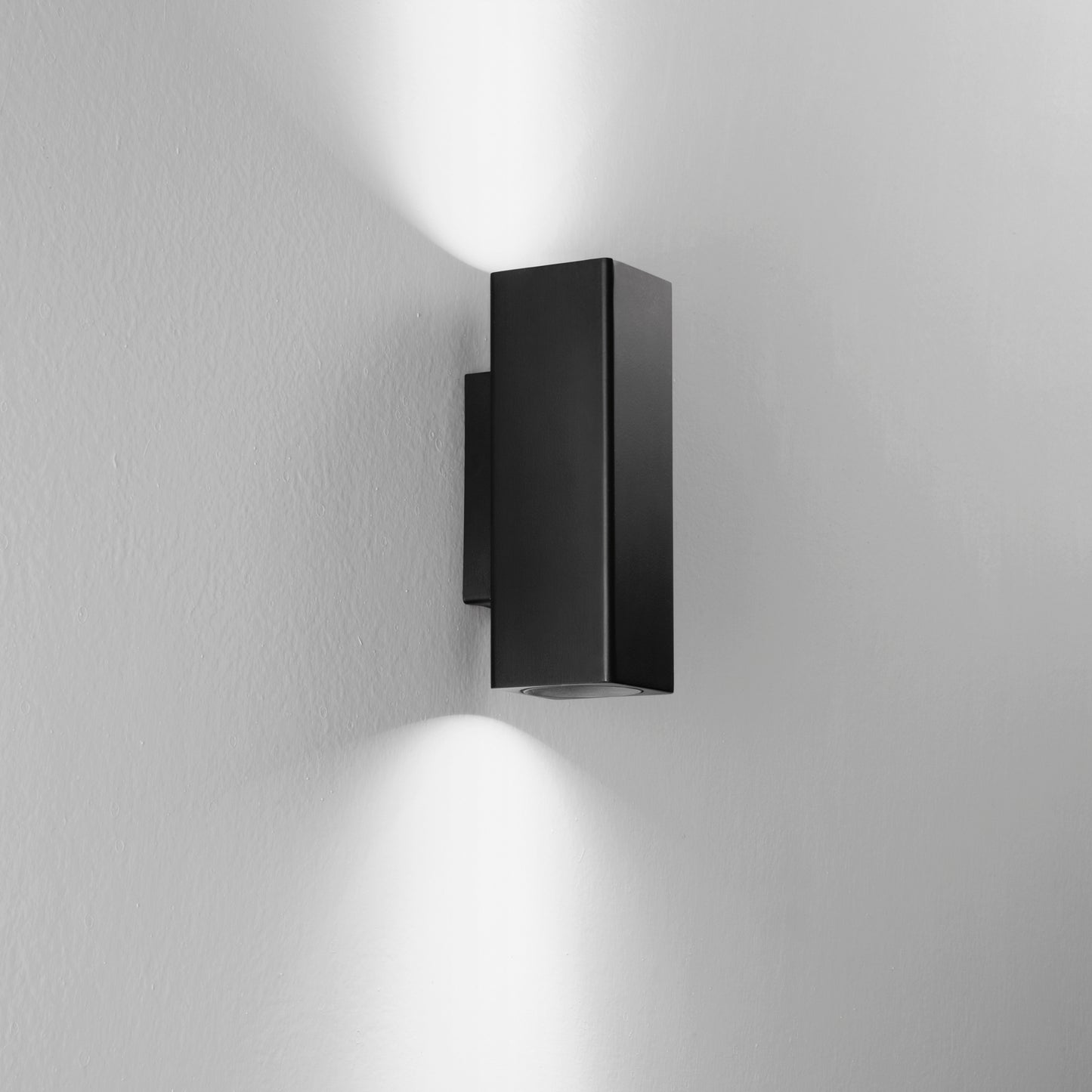 Applique DUDUK quadrata biemissione in metallo nero 7 cm.