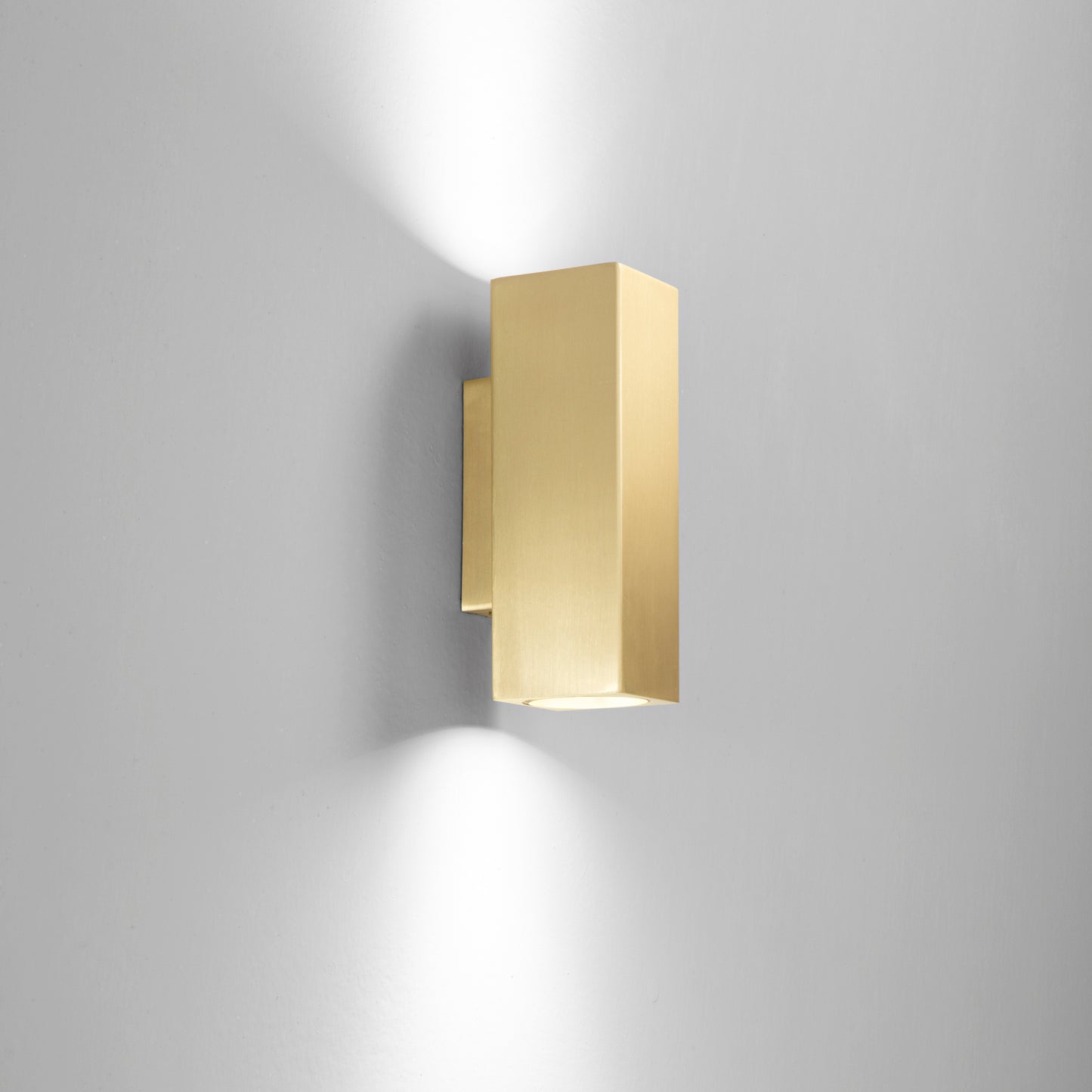 Applique DUDUK quadrata biemissione in metallo oro 10 cm.