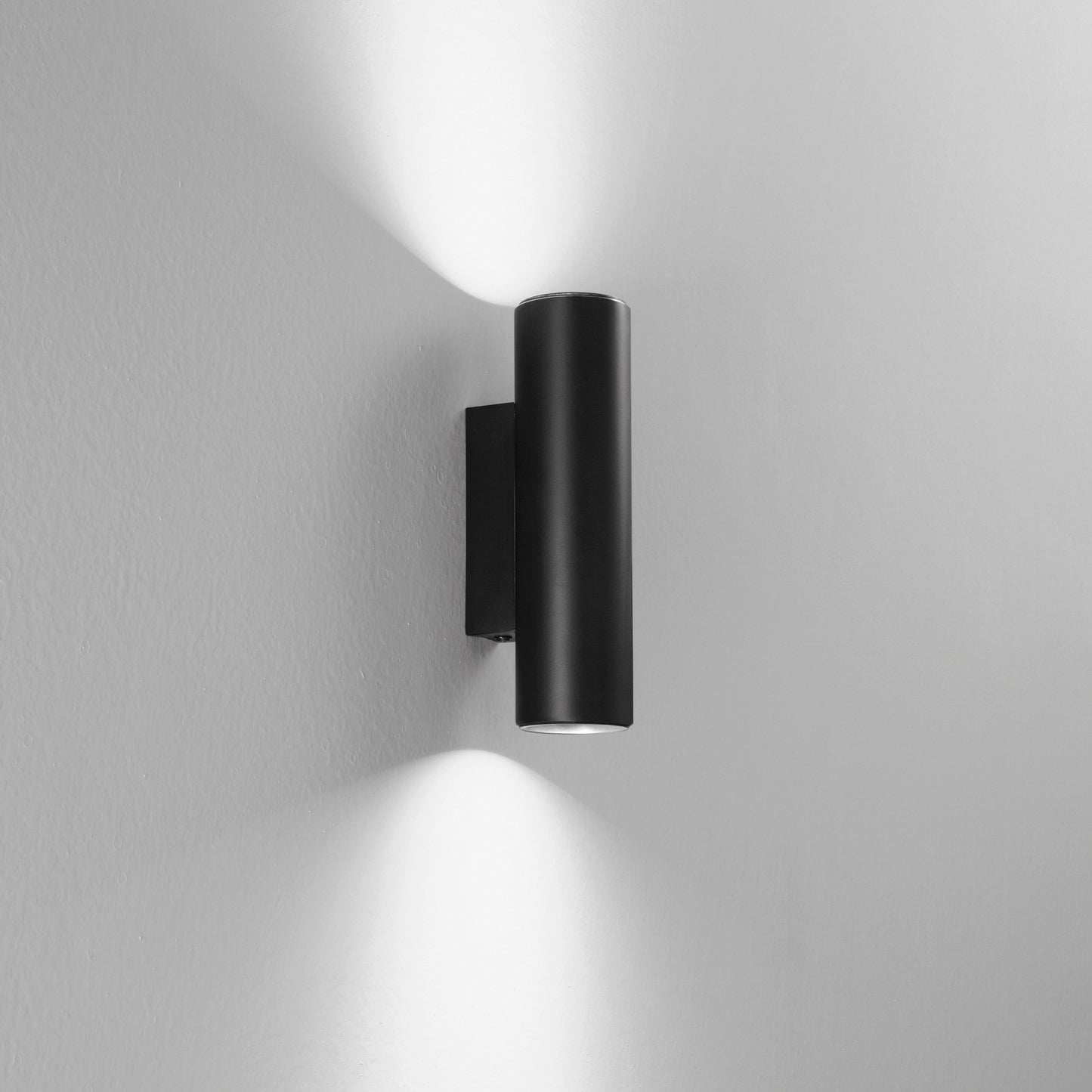 Applique DUDUK rotonda biemissione in metallo nero 7 cm.