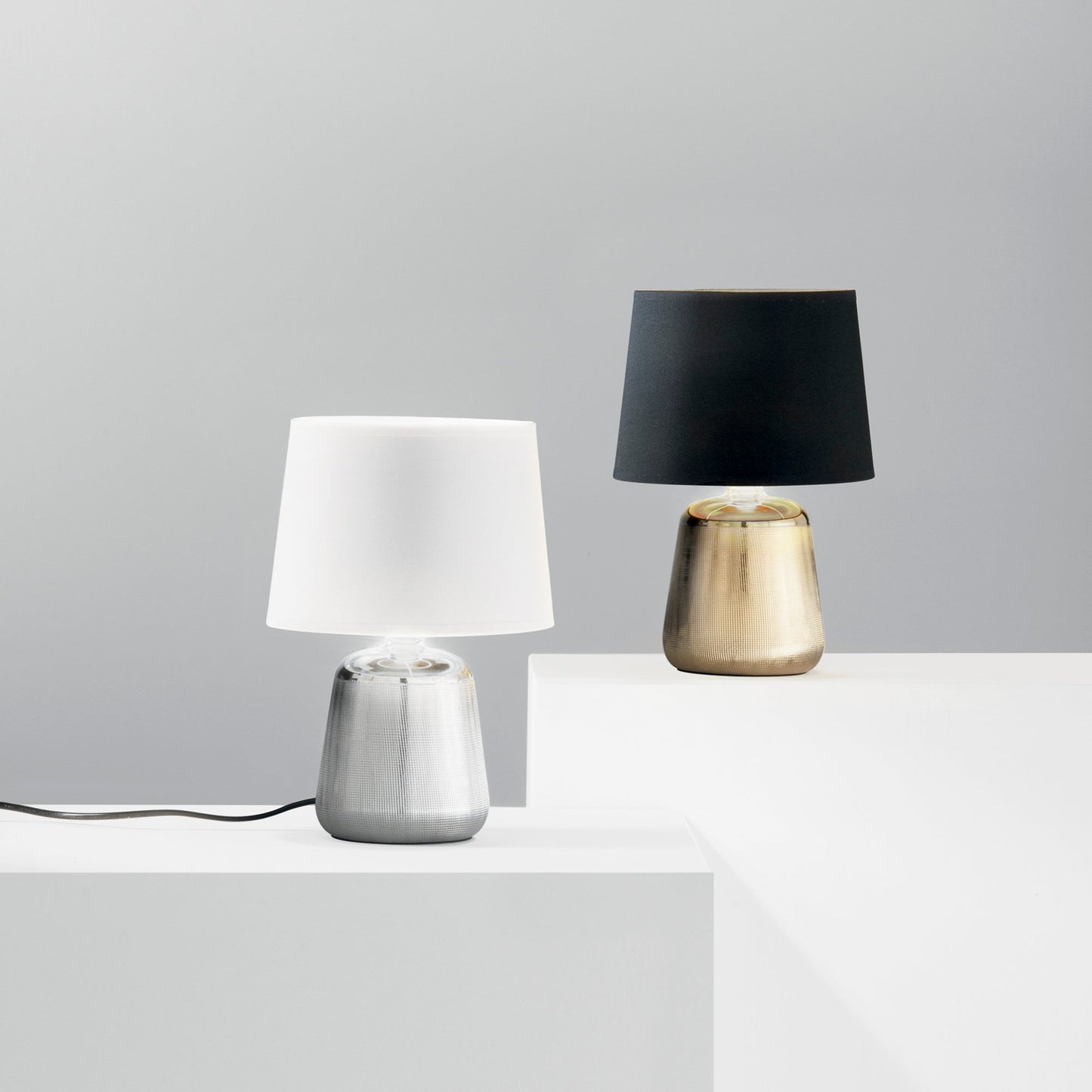 Lampada da tavolo ECSTASY in ceramica argento e paralume in tessuto bianco