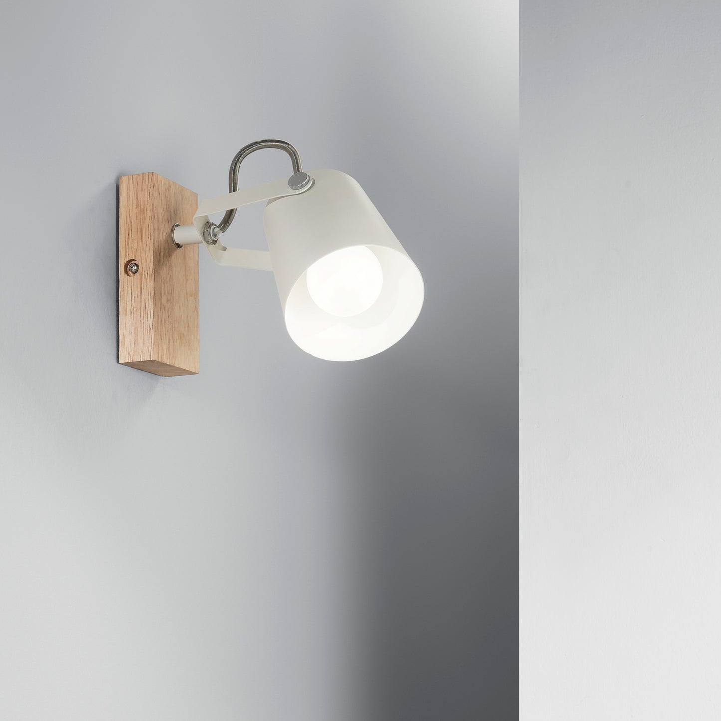 Plafone EDA in metallo bianco e legno con punto luce orientabile