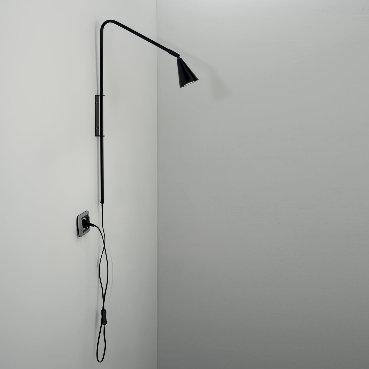 Applique ENEA in metallo nero con punto luce orientabile