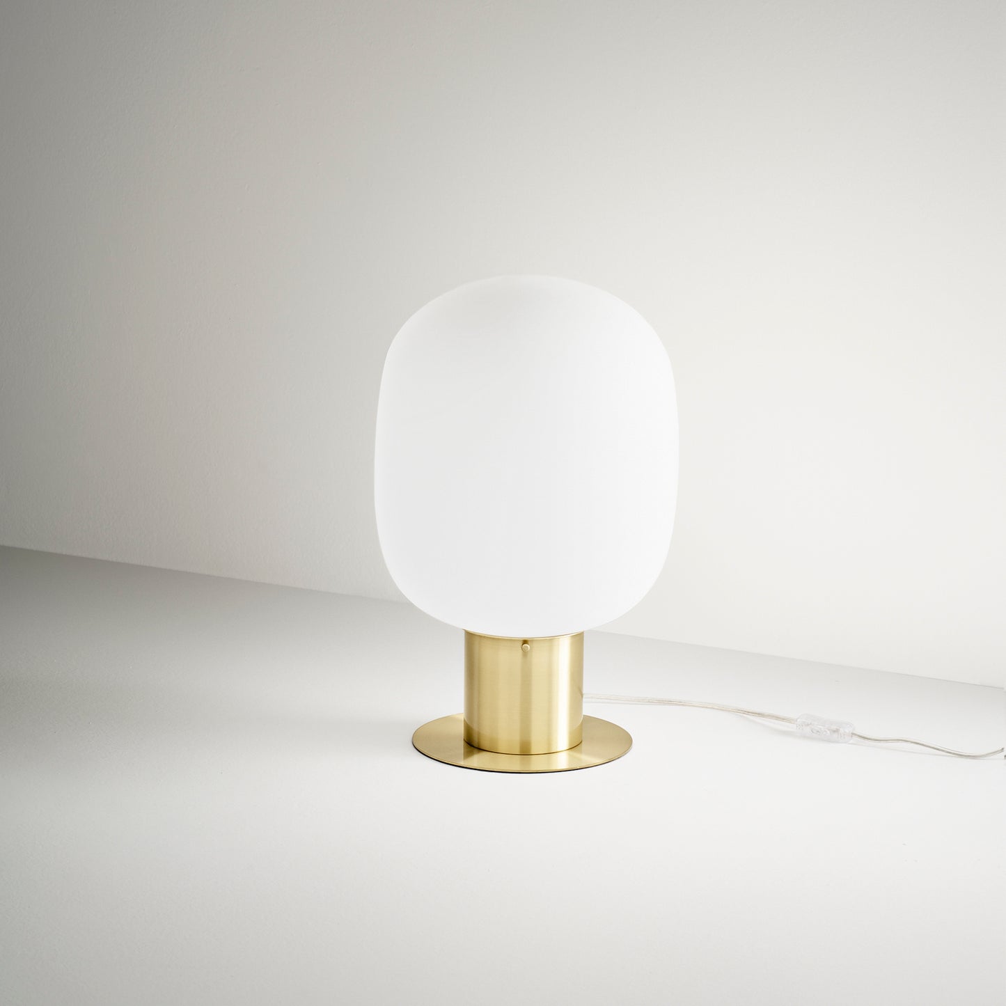 Lampada da tavolo FELLINI in metallo oro con diffusore in vetro 30 cm.