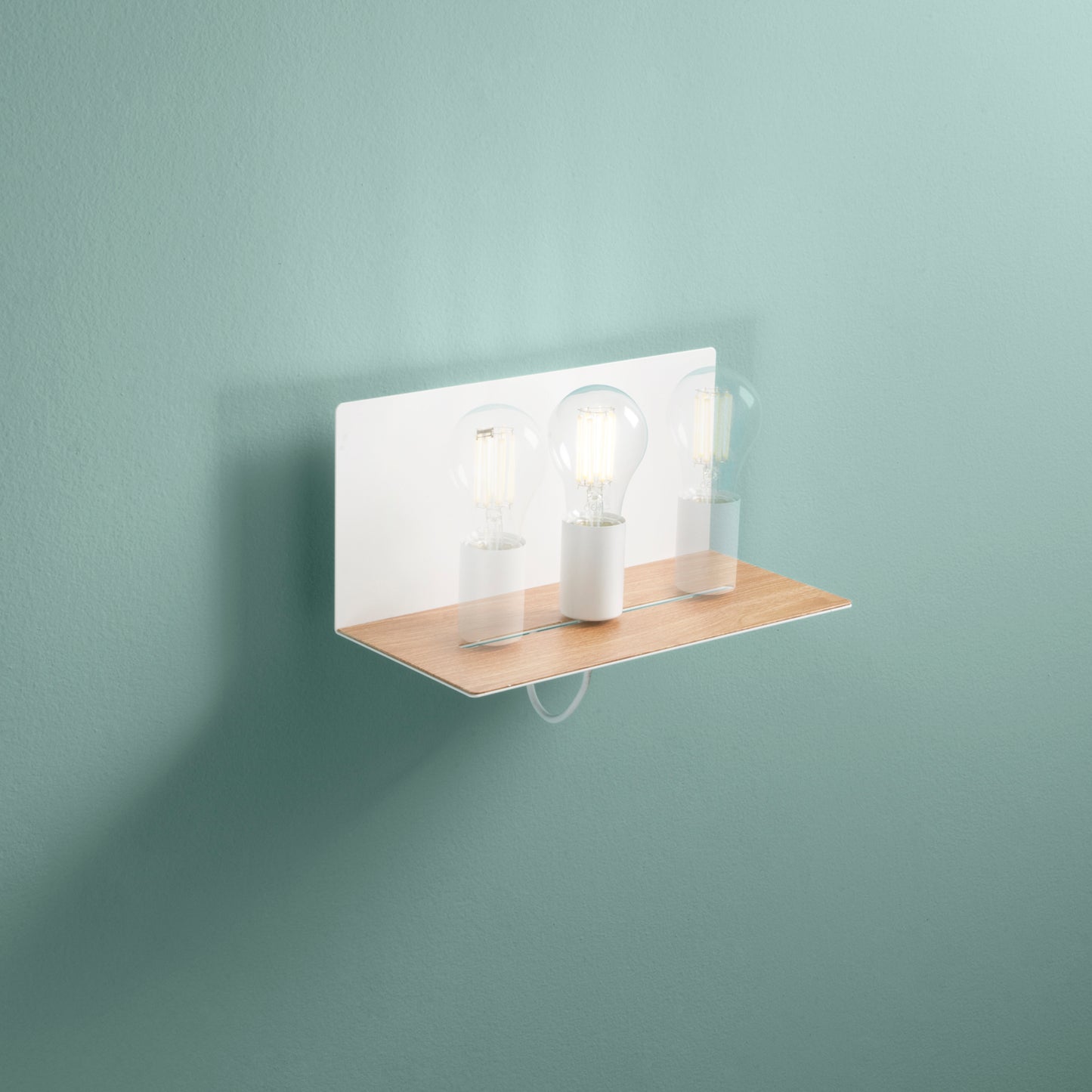 Applique FLASH in metallo bianco su mensola in legno con presa USB e punto luce mobile
