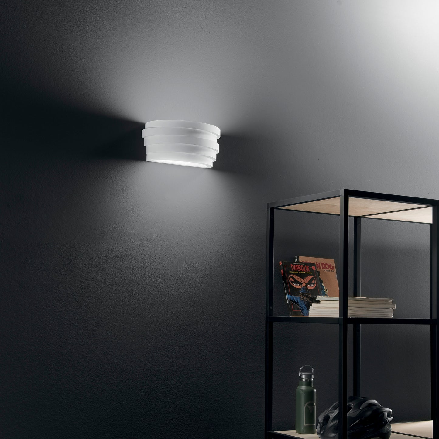 Applique FLOW forma curva in gesso verniciabile con luce biemissione.