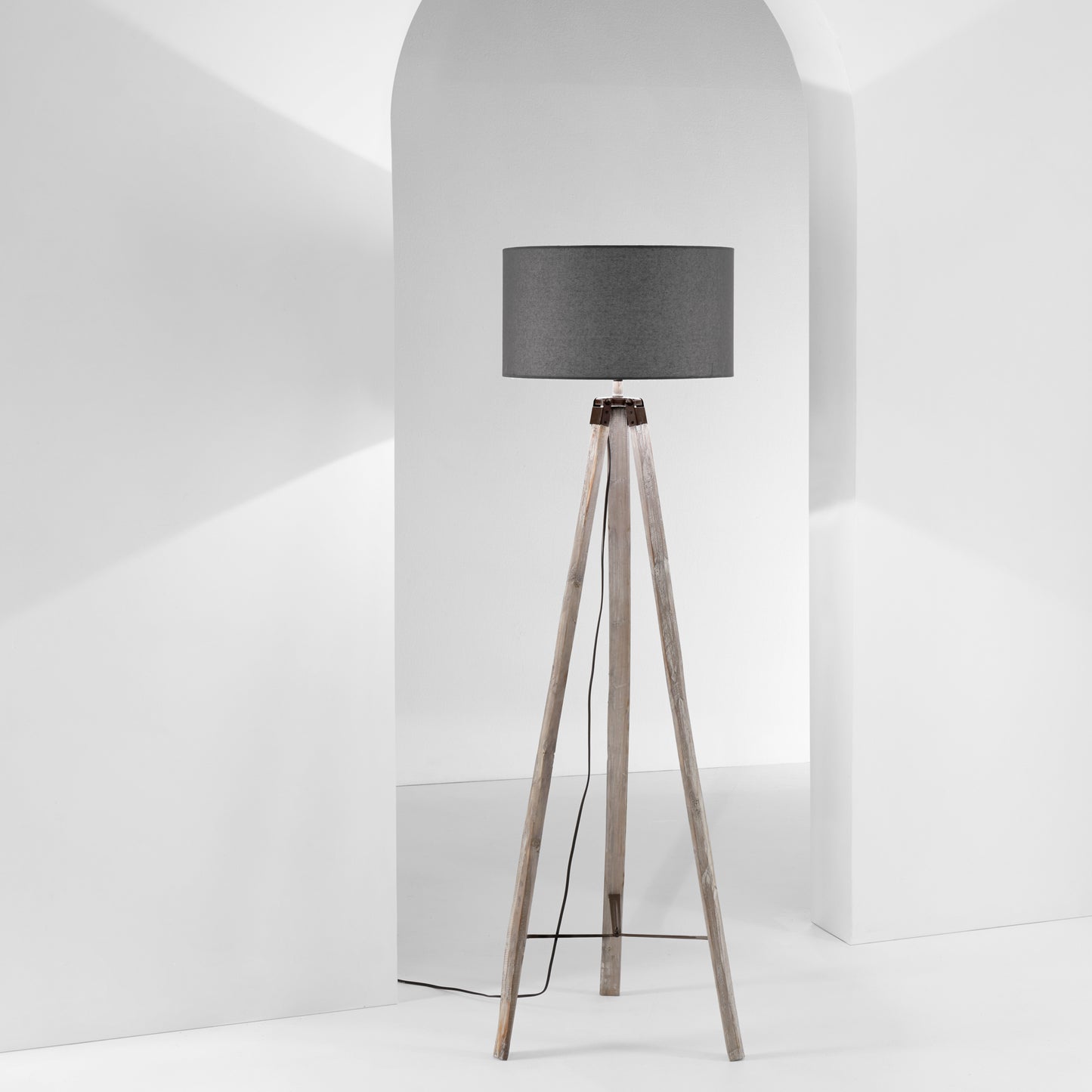 Piantana GALLERY con struttura in legno e paralume in tessuto grigio