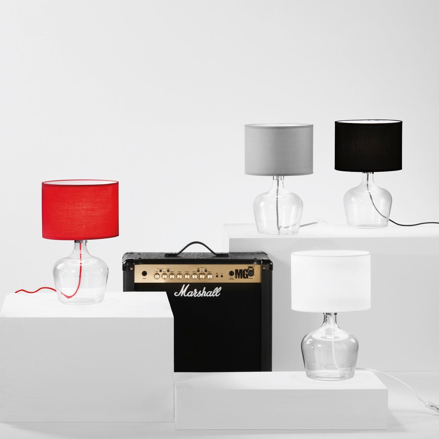 Lampada da tavolo HENDRIX in vetro con paralume in tessuto rosso