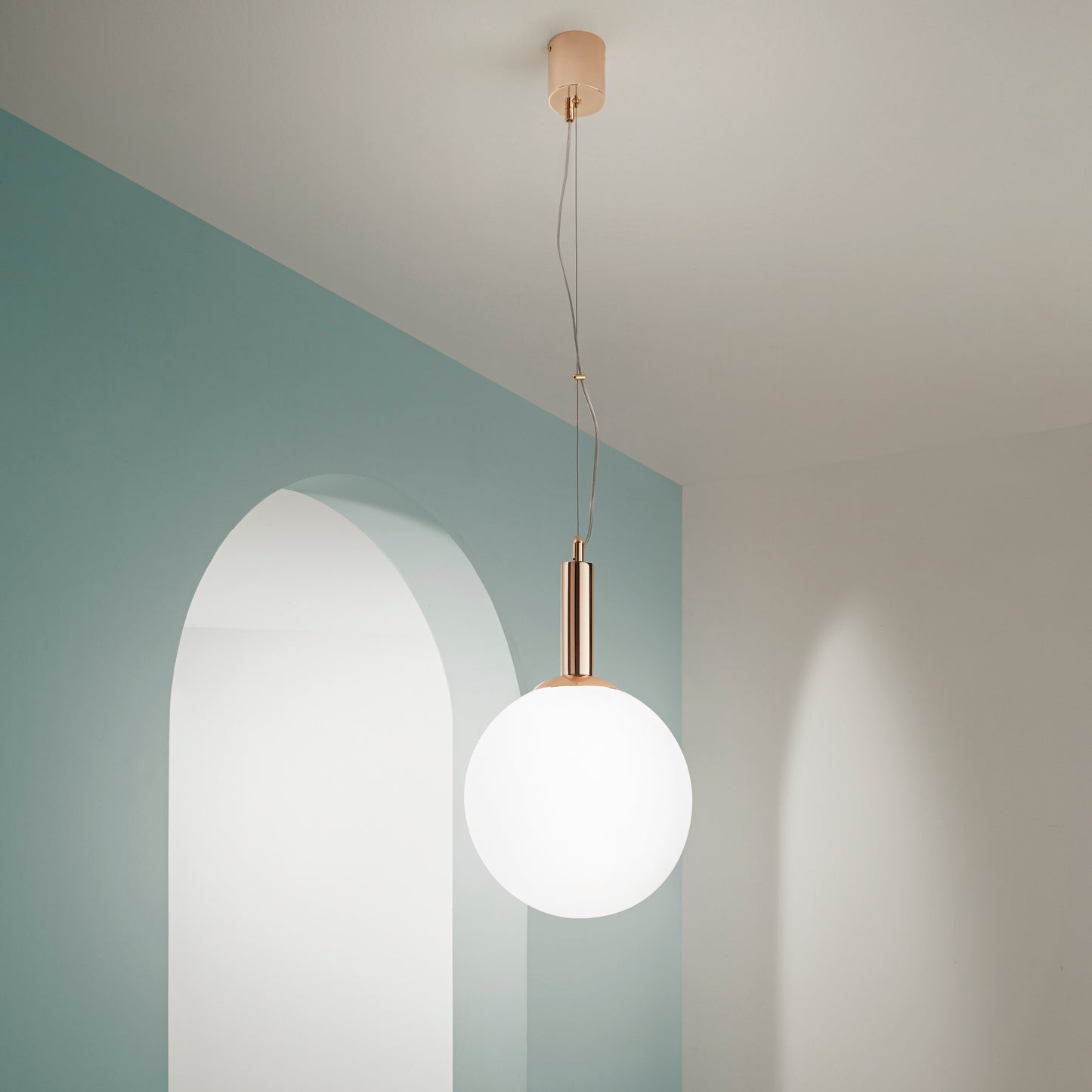 Sospensione HERA in metallo oro con diffusore in vetro bianco