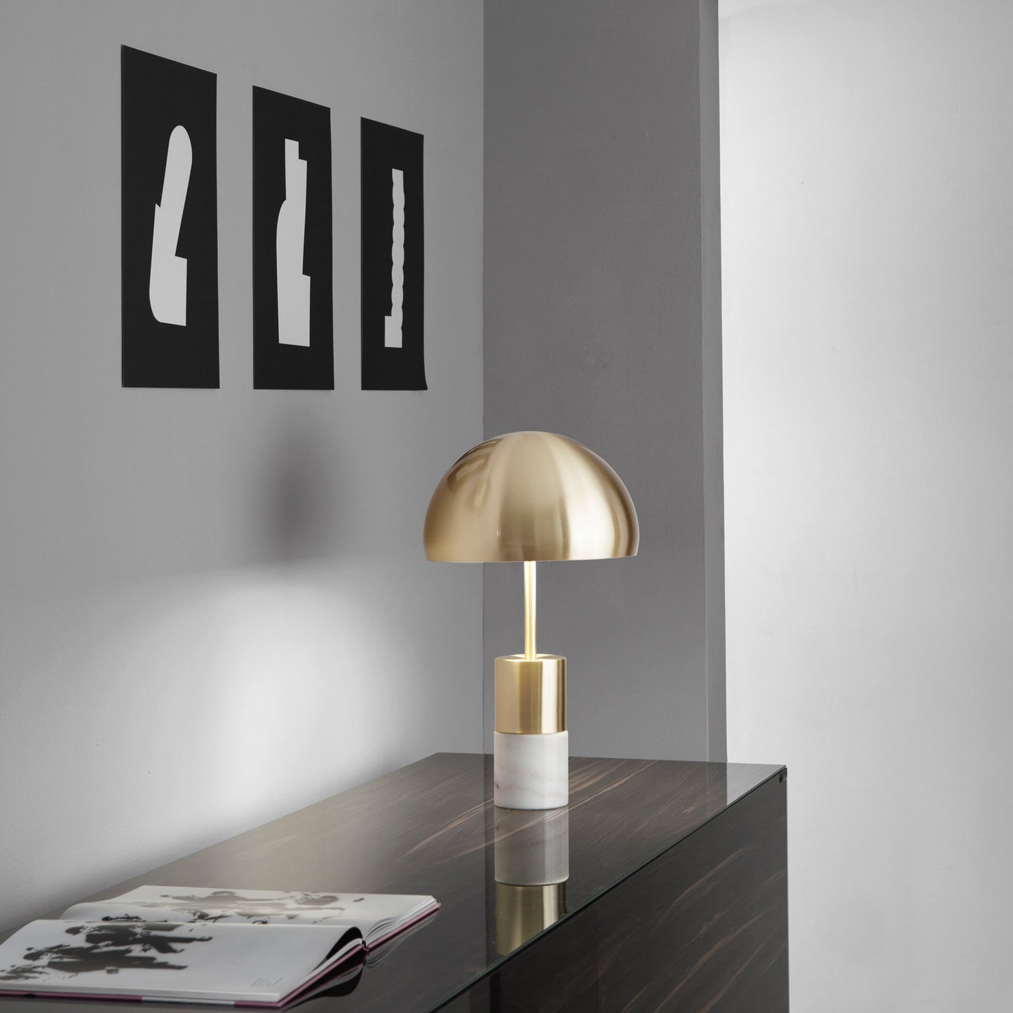 Lampada da tavolo IGEA in metallo oro con base marmo