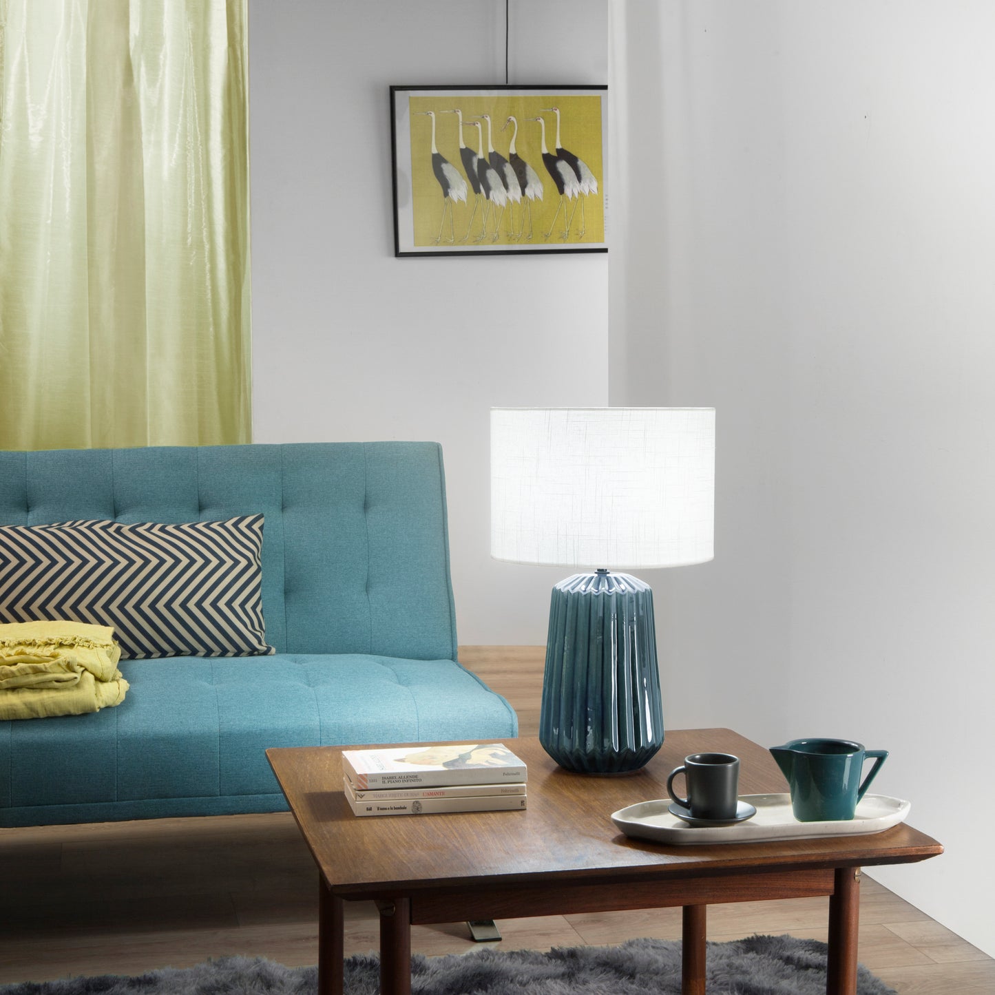 Lampada da tavolo KIOWA base in ceramica ottanio con paralume in tessuto bianco