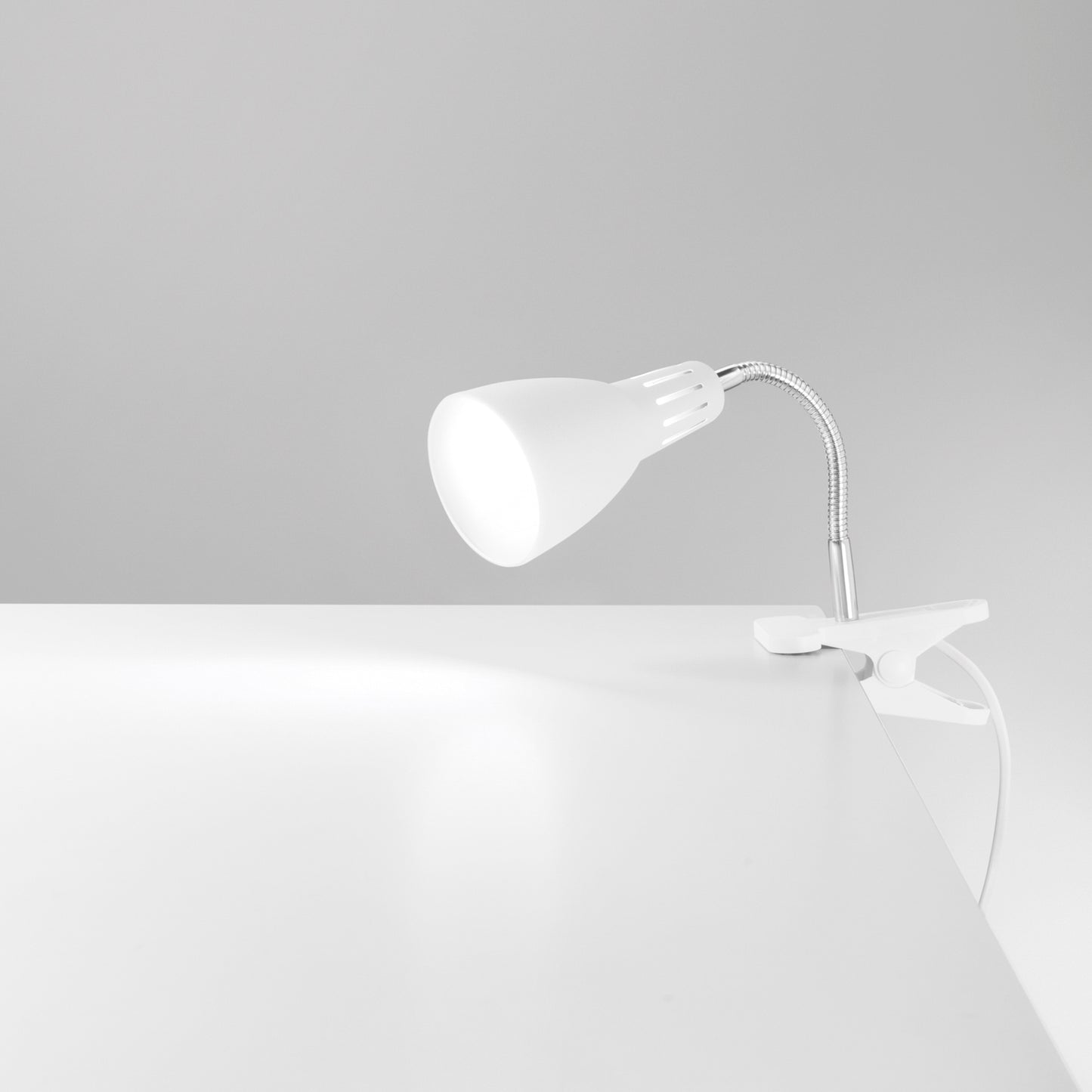 Applique LOGIKO in metallo bianco con diffusore orientabile e pinza