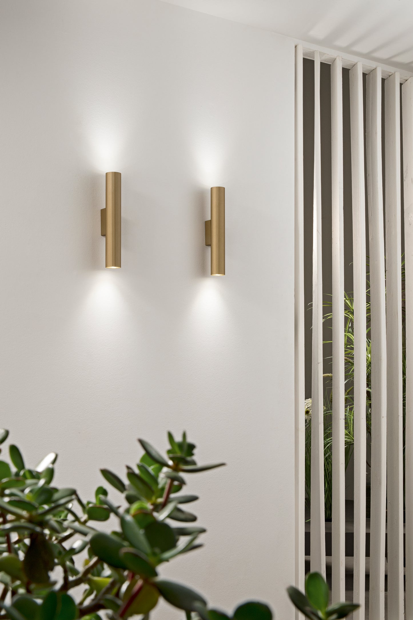 Applique LORD oro in acciaio e alluminio con fascio luminoso bidirezionale h 35cm.