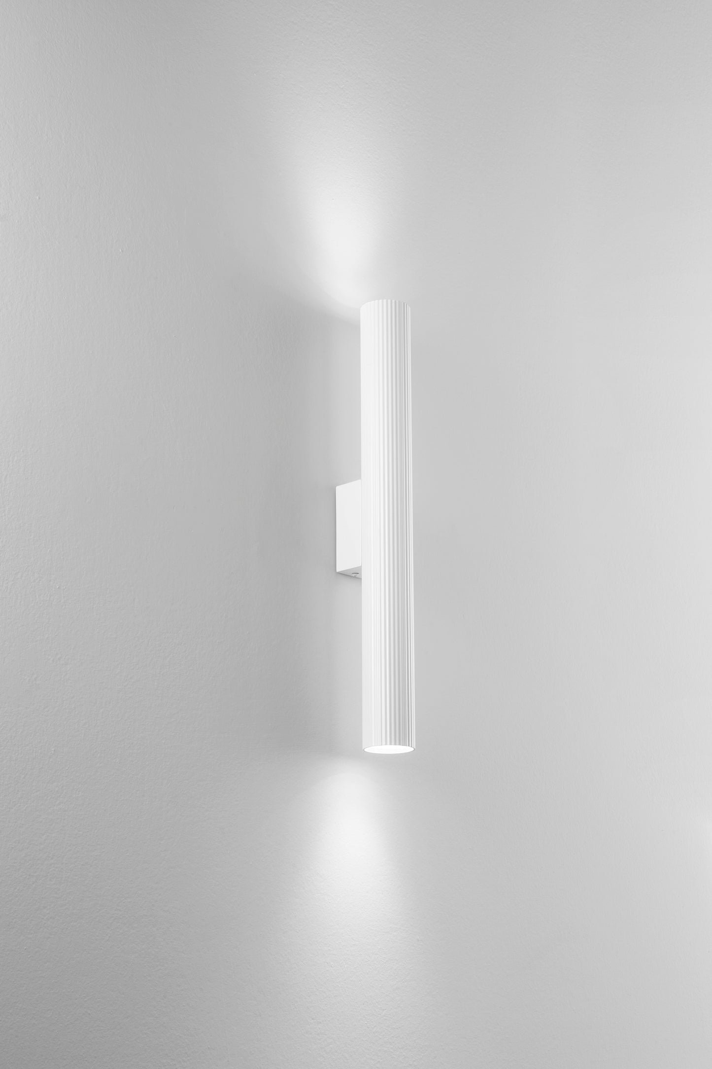 Applique LORD bianco in acciaio e alluminio con fascio luminoso bidirezionale h 50cm.
