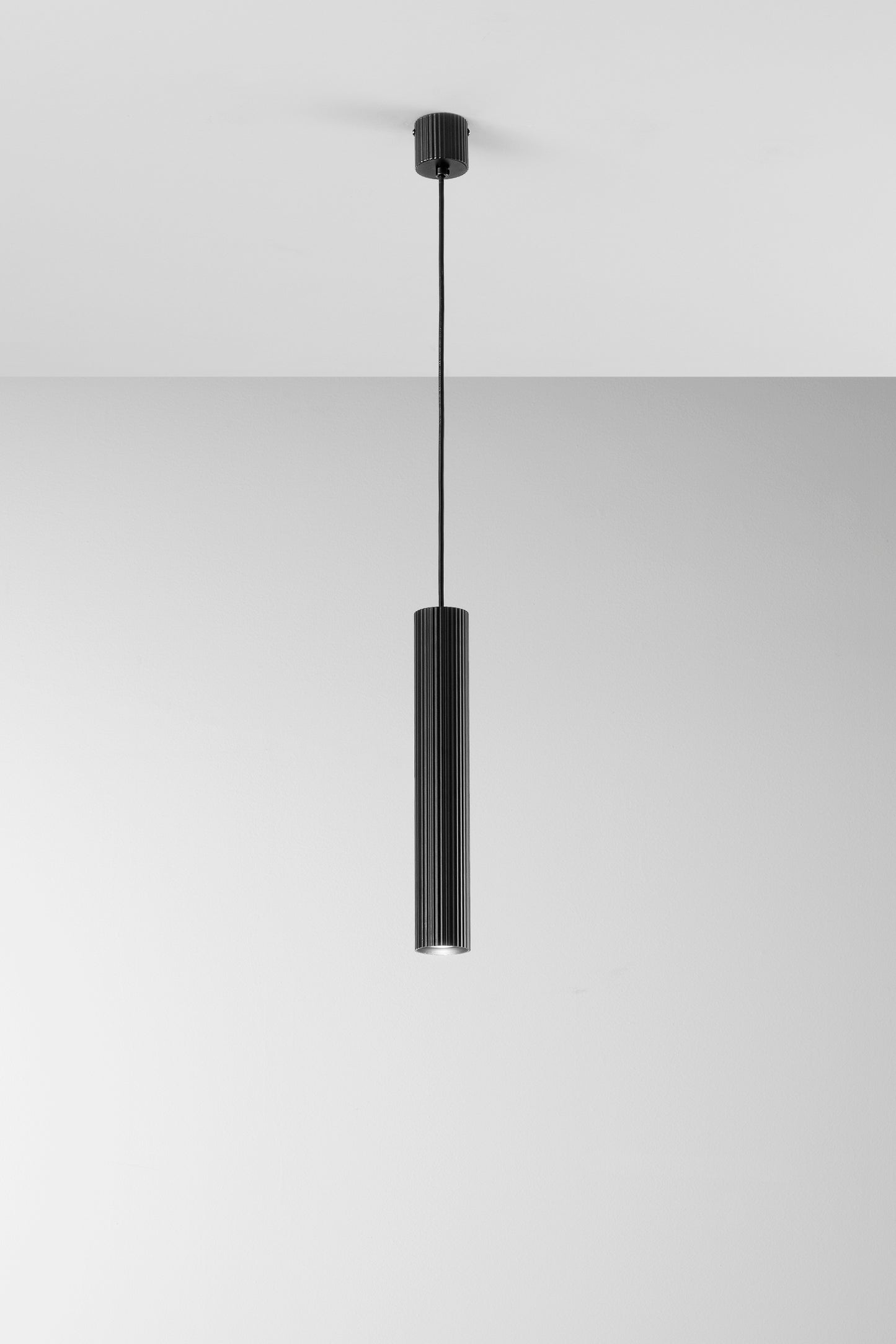 Sospensione LORD nero in acciaio e alluminio punto luce singolo h240cm.