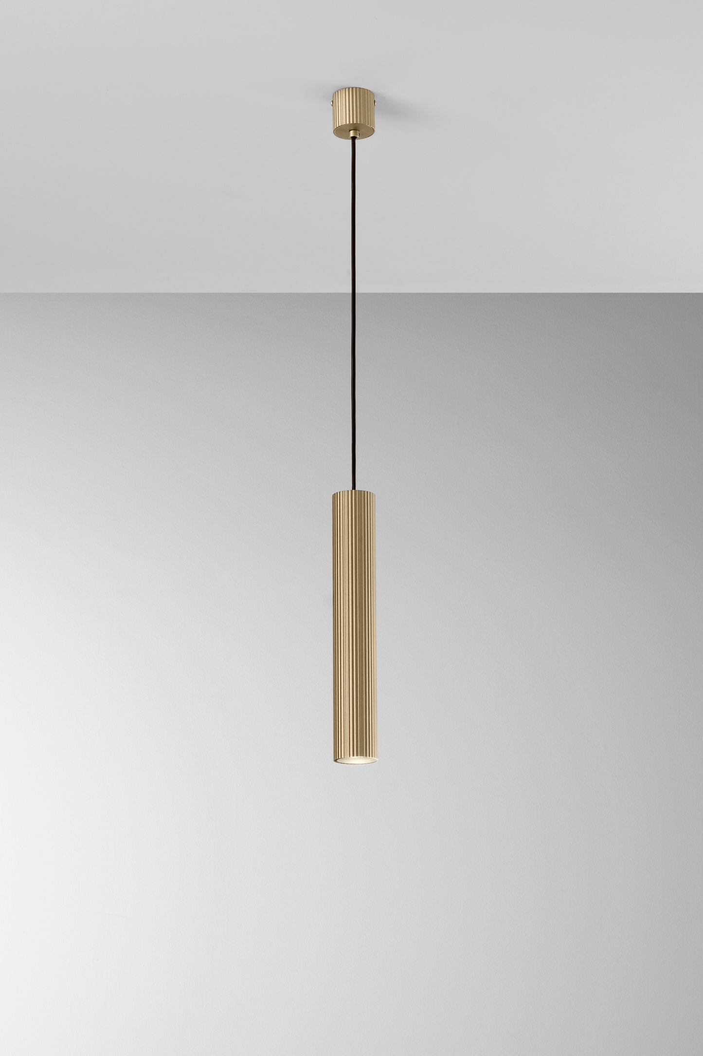 Sospensione LORD oro in acciaio e alluminio punto luce singolo h 240cm.