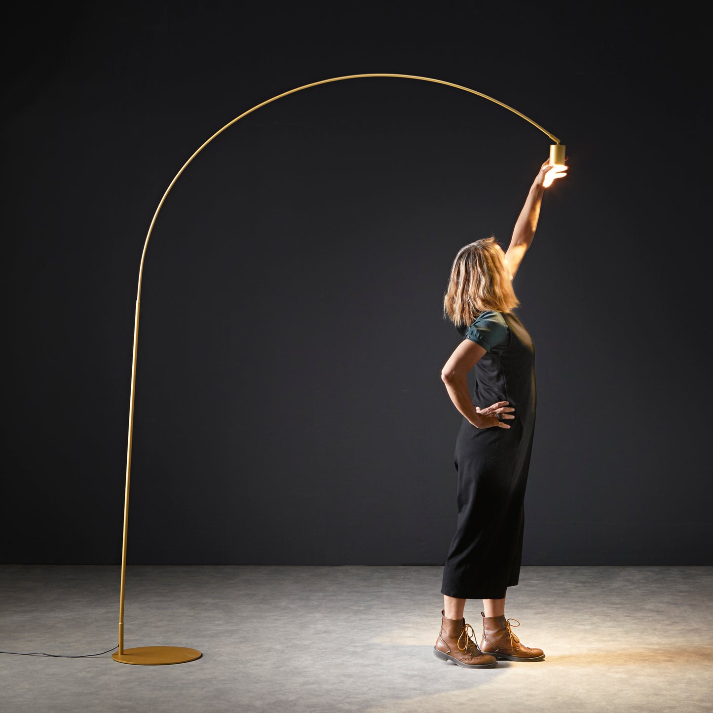 Piantana curva MAISON in metallo oro con punto luce orientabile