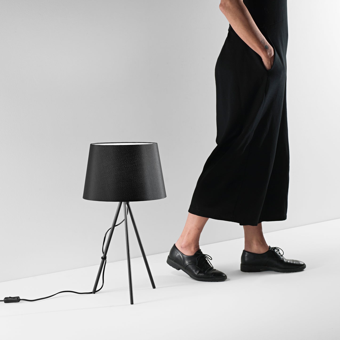 Lampada da tavolo MARILYN in metallo nero con paralume in cotone