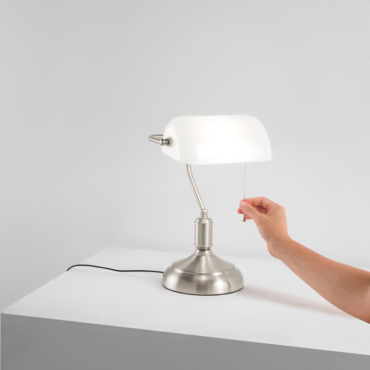 Lampada da tavolo MARSHALL in metallo nichel con diffusore in vetro bianco
