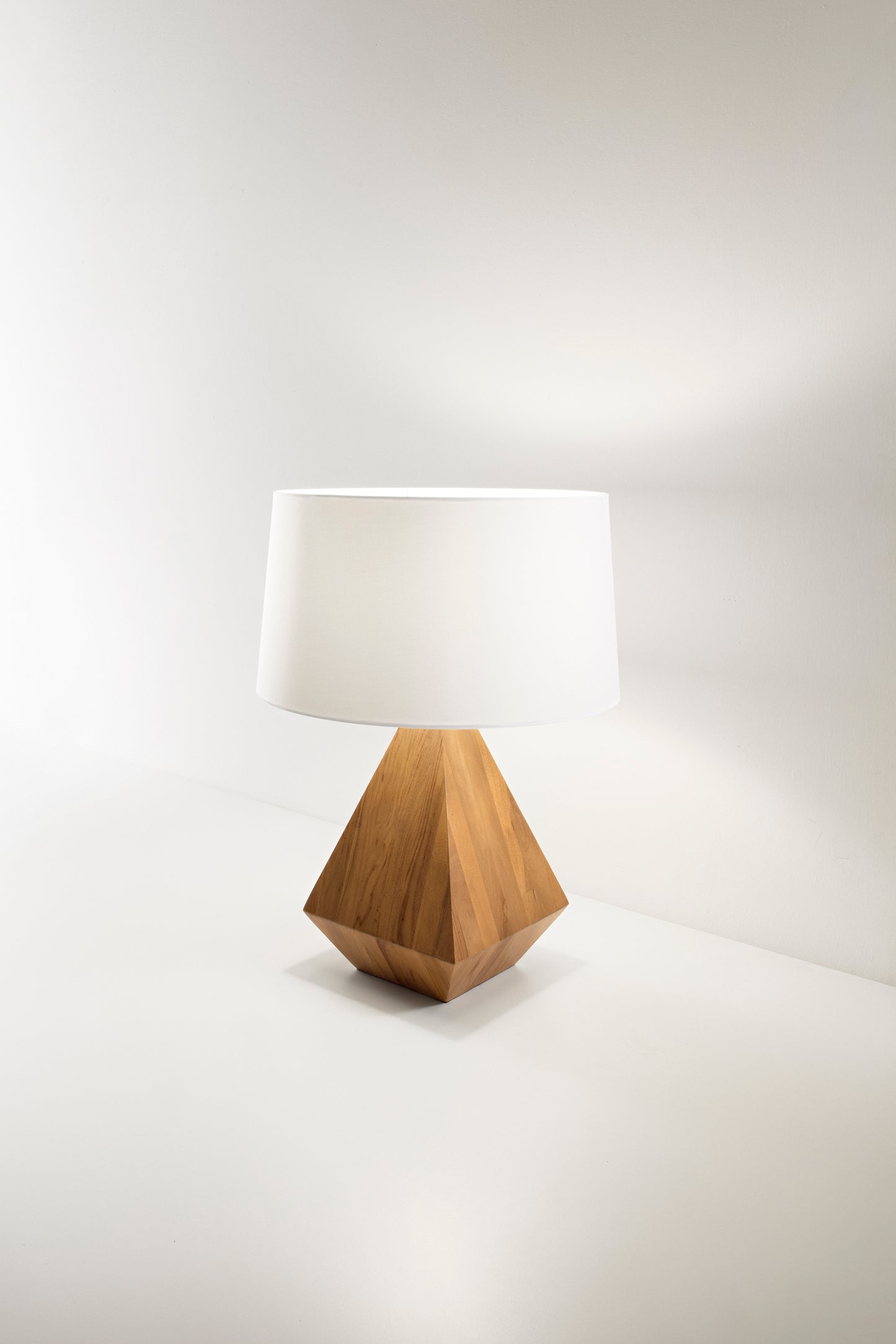 Lume Munari in legno naturale