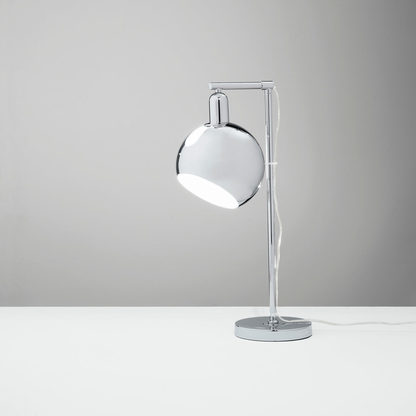 Lampada da tavolo NARCISO in metallo cromo specchiato con sfera orientabile
