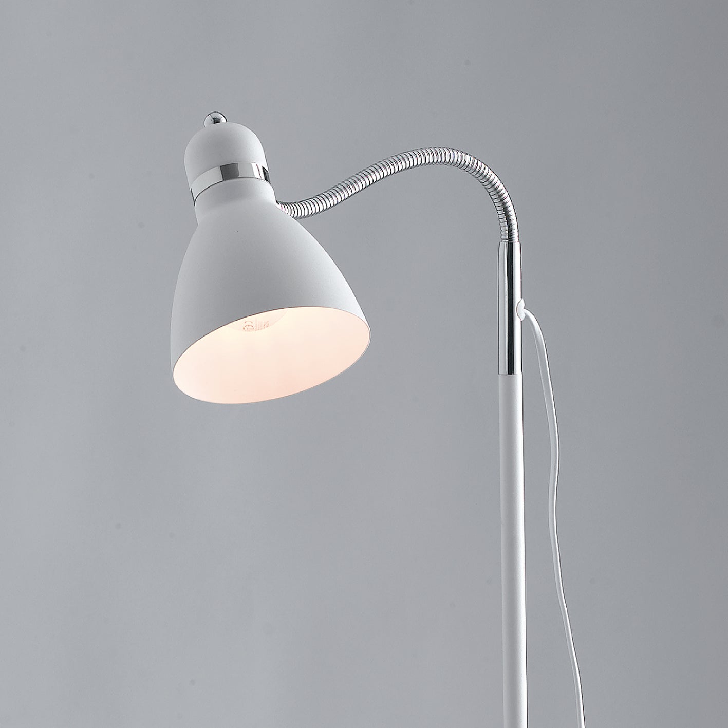 Piantana PEOPLE in metallo bianco con diffusore orientabile