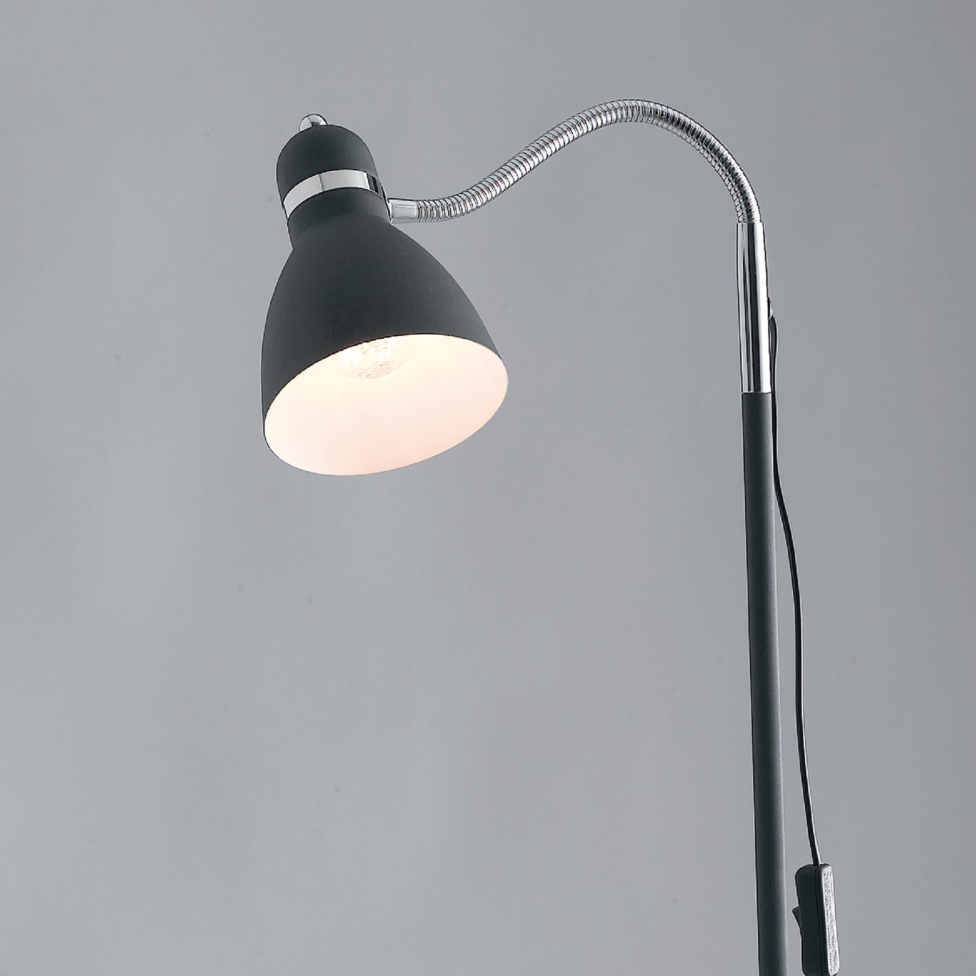 Piantana PEOPLE in metallo nero con diffusore orientabile