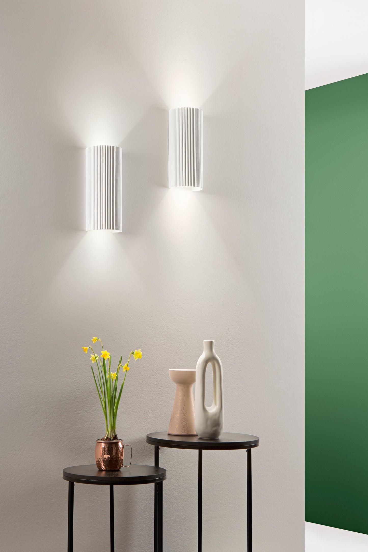Applique Pillar in gesso verniciabile con luce biemissione
