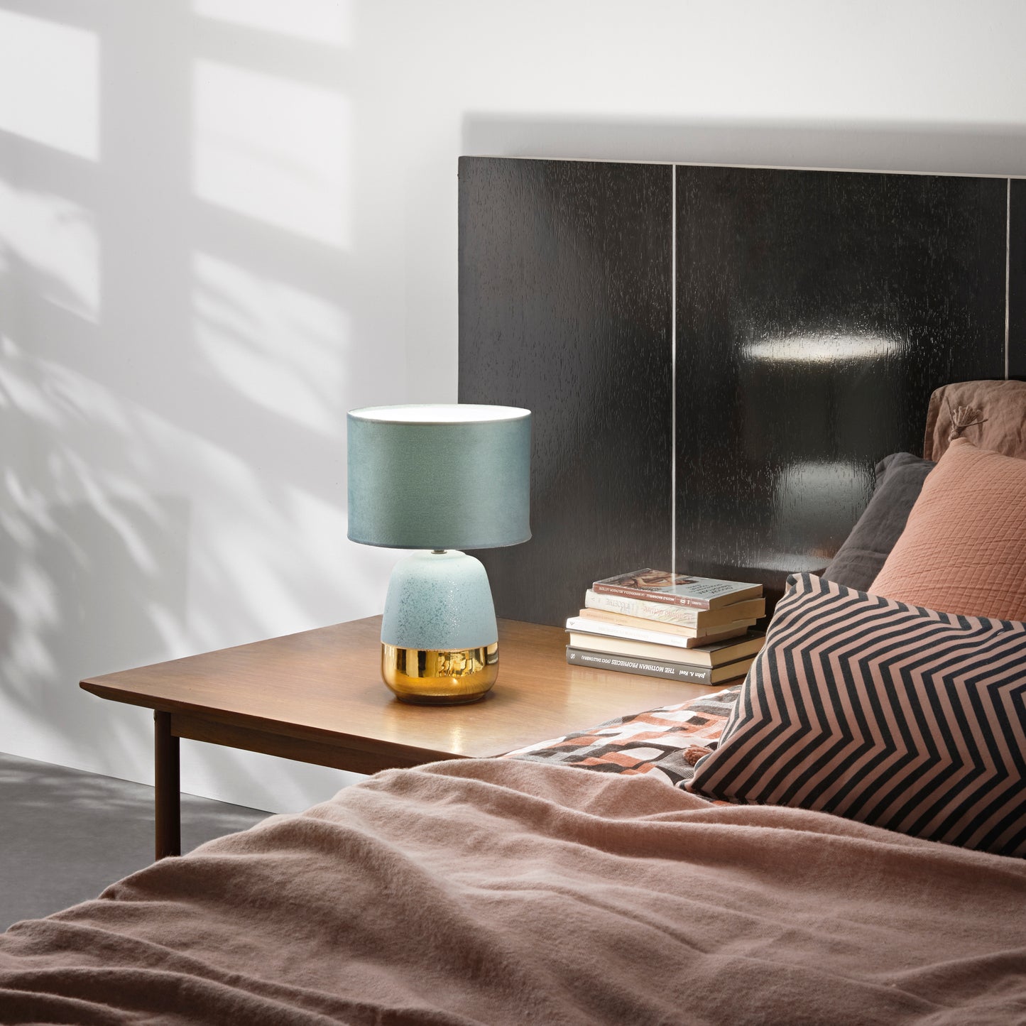Lampada da tavolo SIOUX in ceramica blu e oro con paralume in tessuto