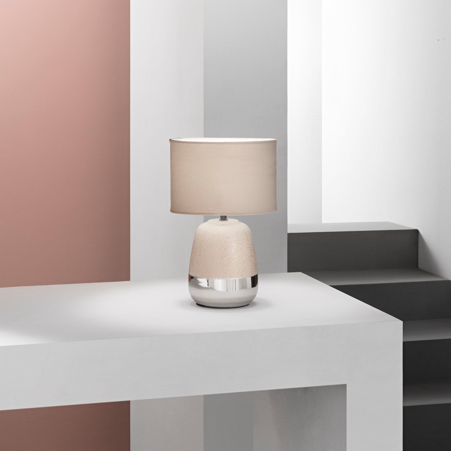 Lampada da tavolo SIOUX in ceramica beige e argento con paralume in tessuto