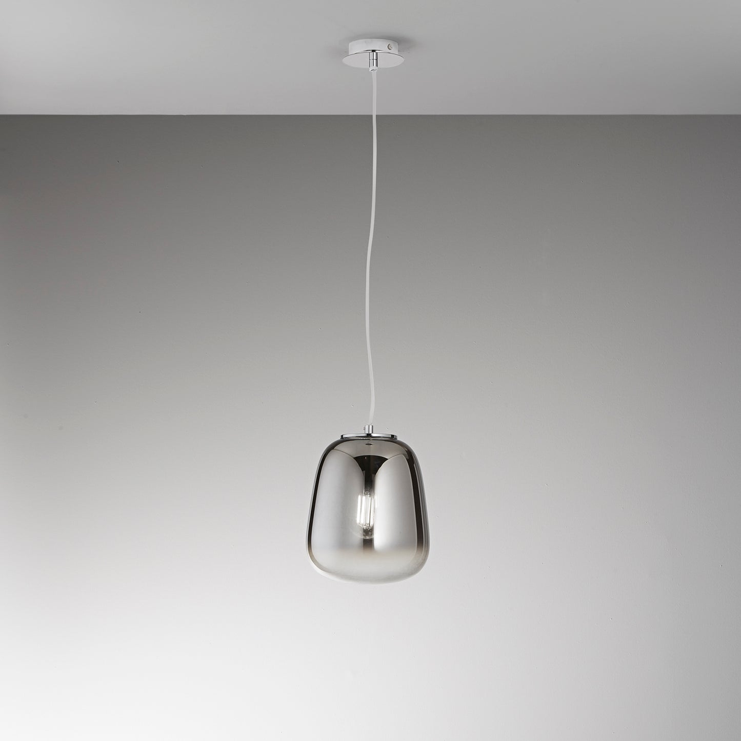 Sospensione SMOKE in metallo nero con 1 diffusore vetro grigio fumè 1 luce Ø 19,7cm
