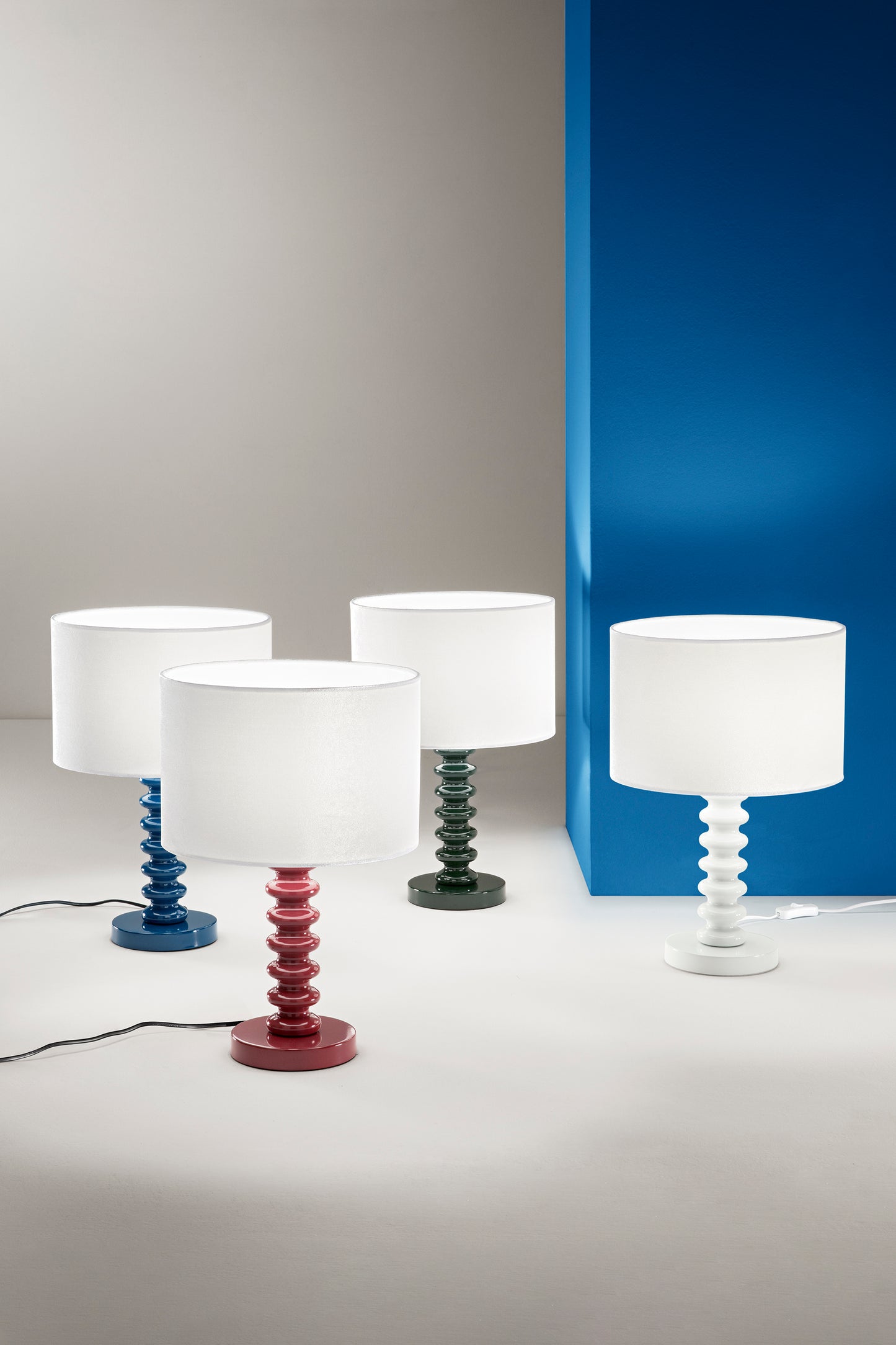 Lampada da tavolo SULTAN con base in metallo rosso e paralume in tessuto