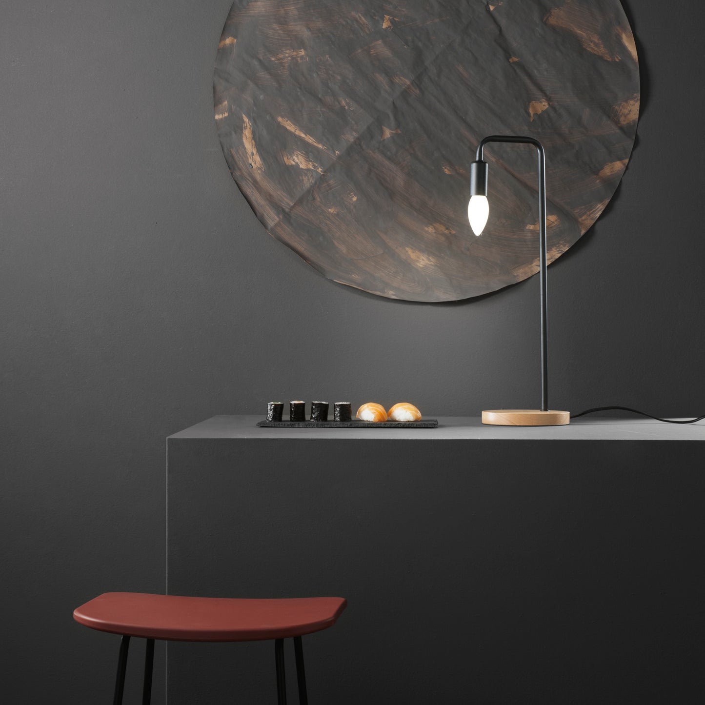 Lampada da tavolo SUSHI in metallo nero con base in legno