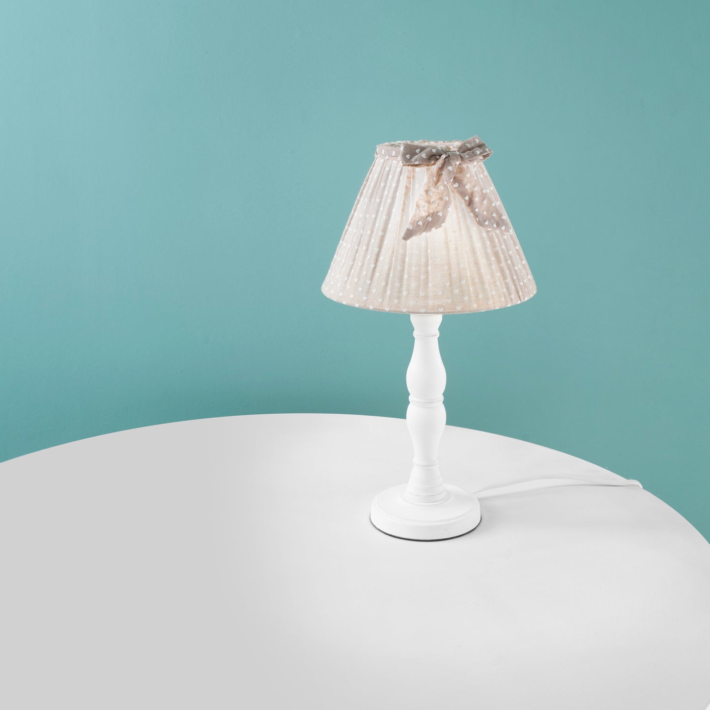 Lampada da tavolo SWEET in legno bianco con paralume in tessuto