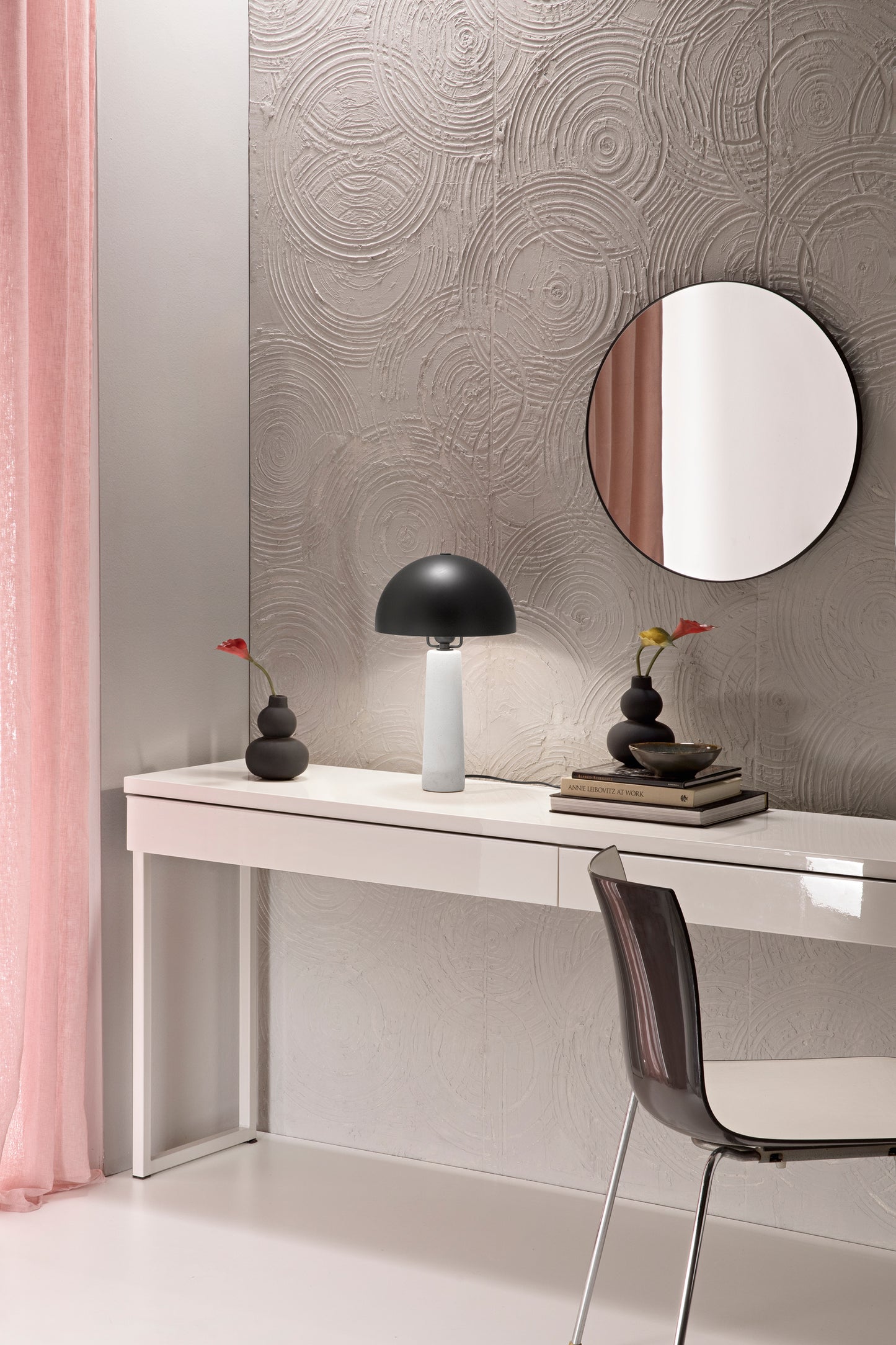 Lampada da terra Vitruvio con paralume in metallo nero e base in cemento