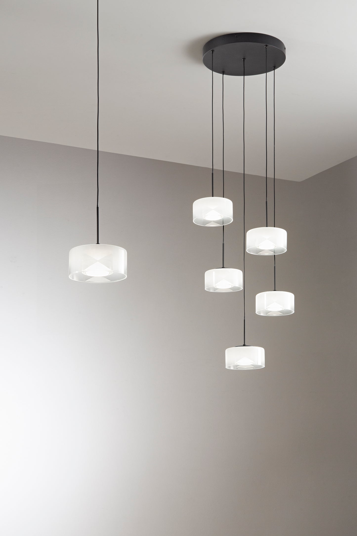 Sospensione EMILY in metallo con 1 diffusore bianco e luce regolabile
