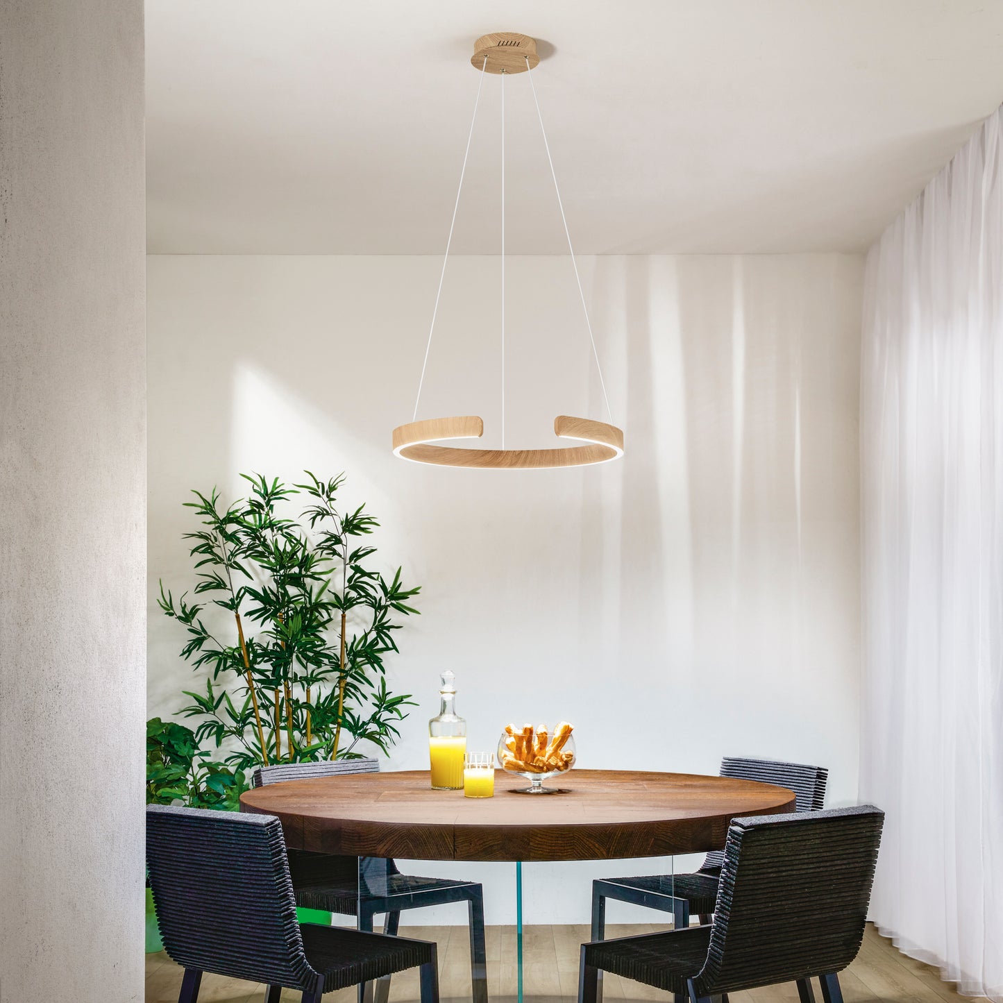 Sospensione semicircolare LED NAVEL in metallo effetto legno con CCT 60 cm.