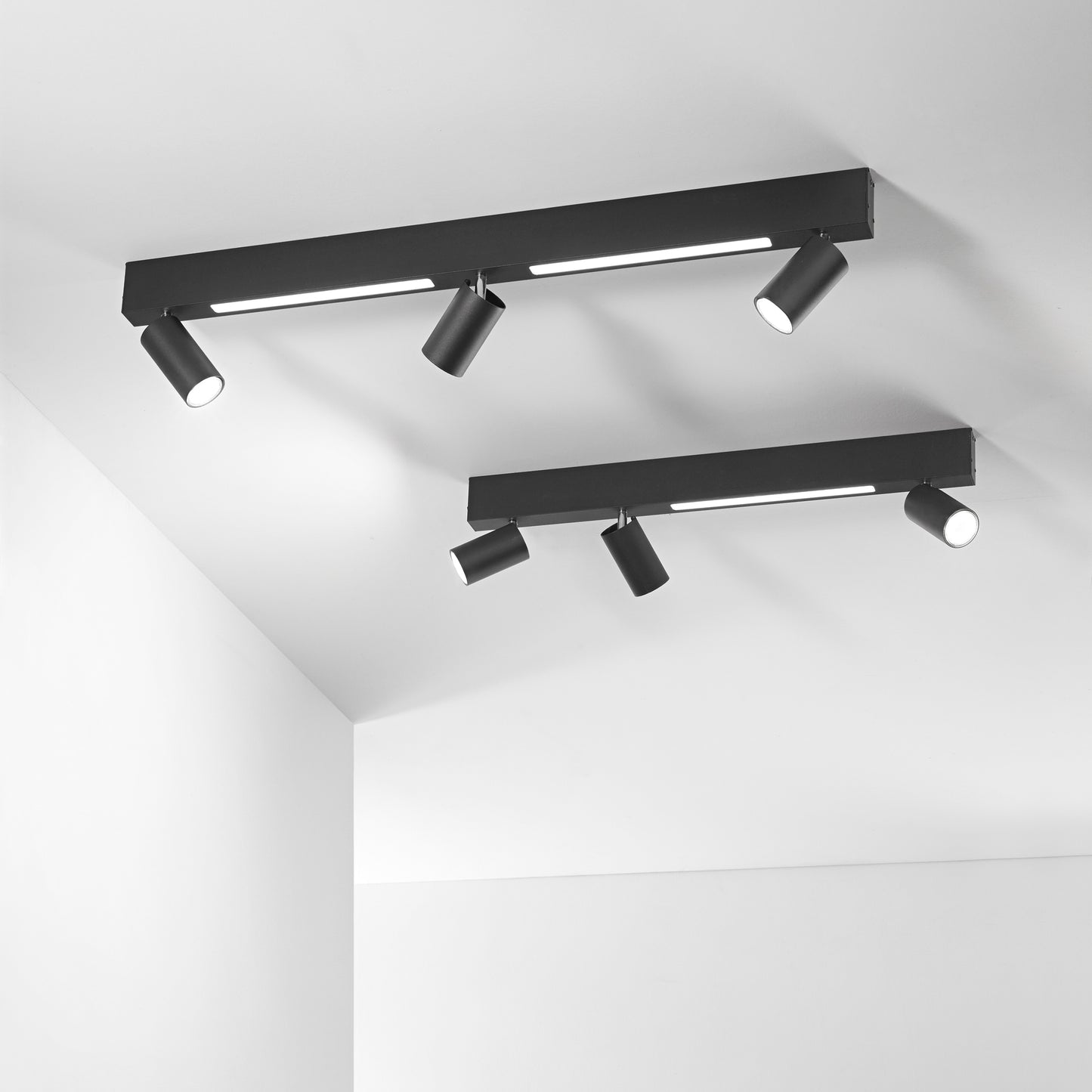 Plafone LED ORIENTED in metallo nero con 3 faretti e 1 striscia LED, CCT, 70 cm.
