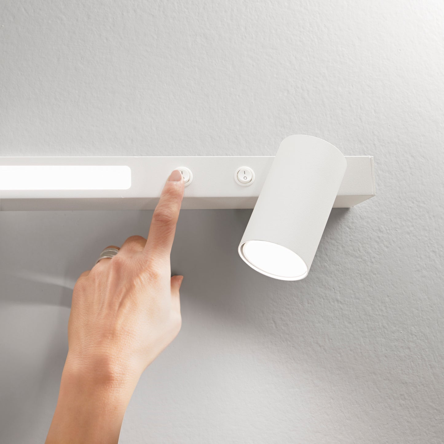 Plafone LED ORIENTED in metallo bianco con 1 faretto e 1 striscia LED, CCT, 50 cm.