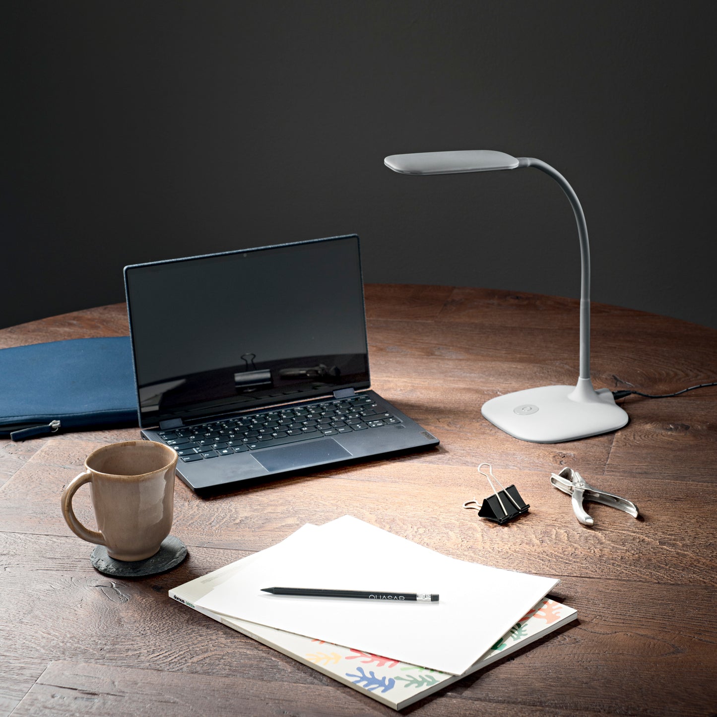 Lampada da lettura orientabile LED DARWIN in metallo bianco con touch e dimmer